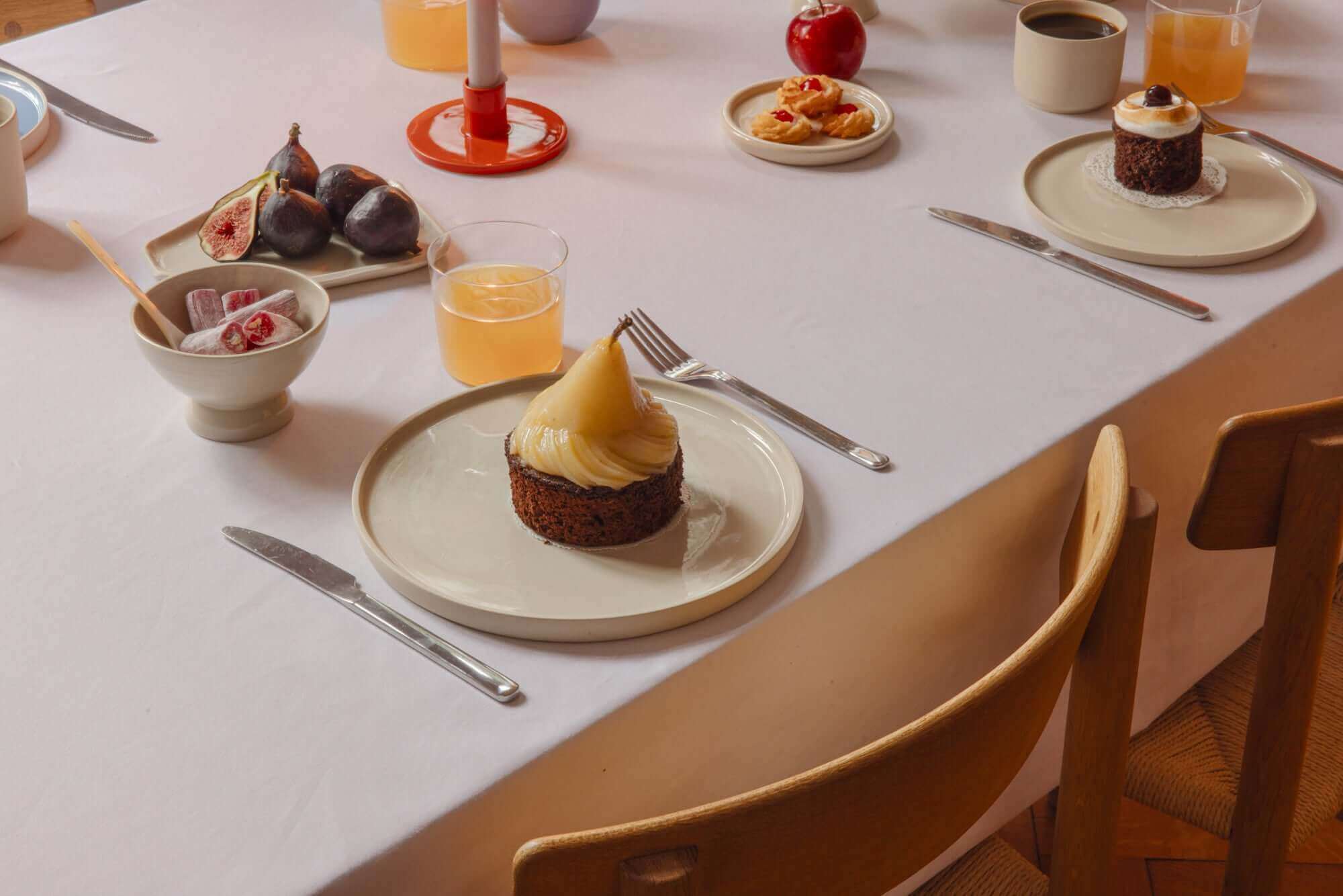 Alle verfügbaren Produkte, darunter köstliche Desserts und Getränke auf einem gedeckten Tisch.
