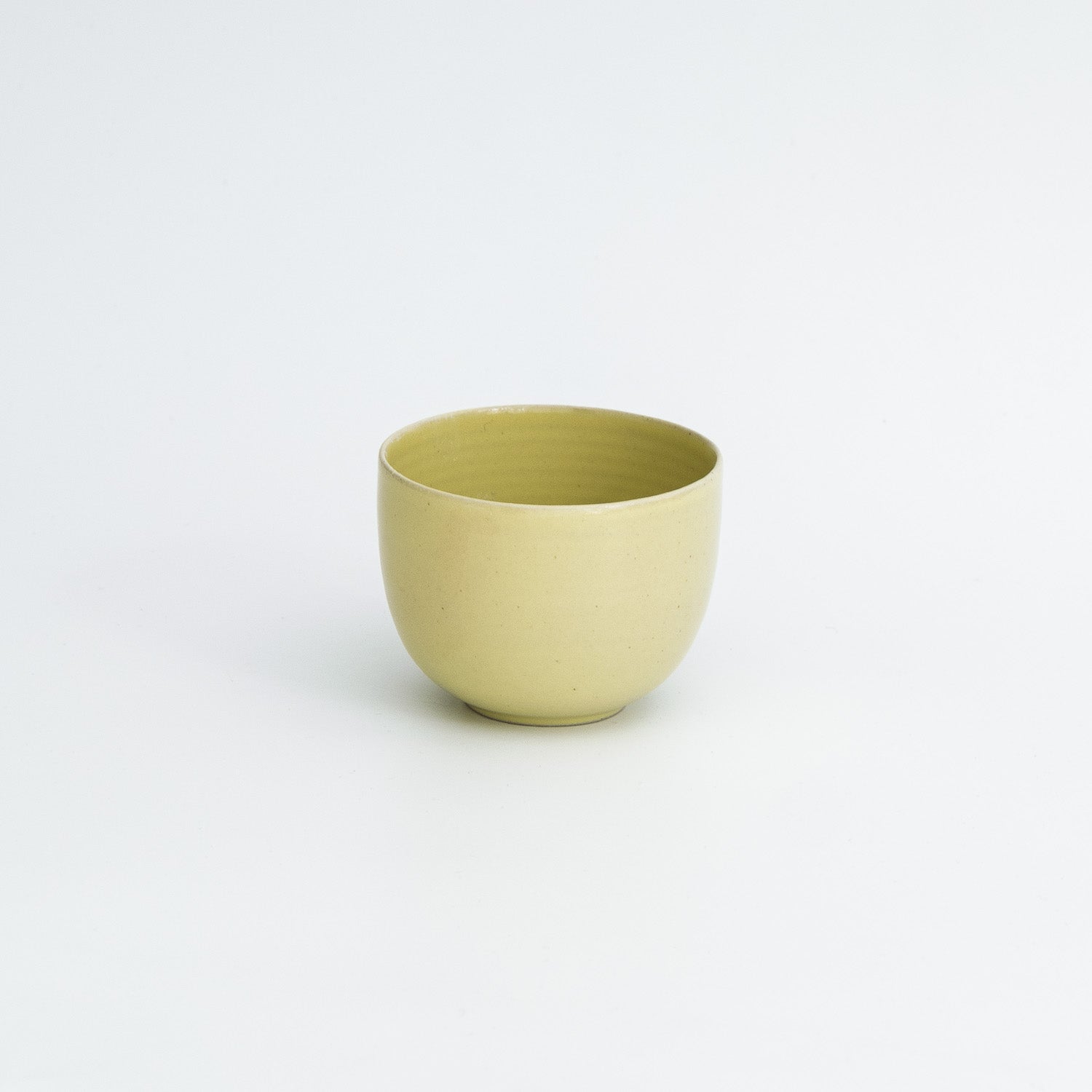 Handgemachter Keramik Kaffeebecher in leuchtendem Gelb, ideal für täglichen Kaffeegenuss.