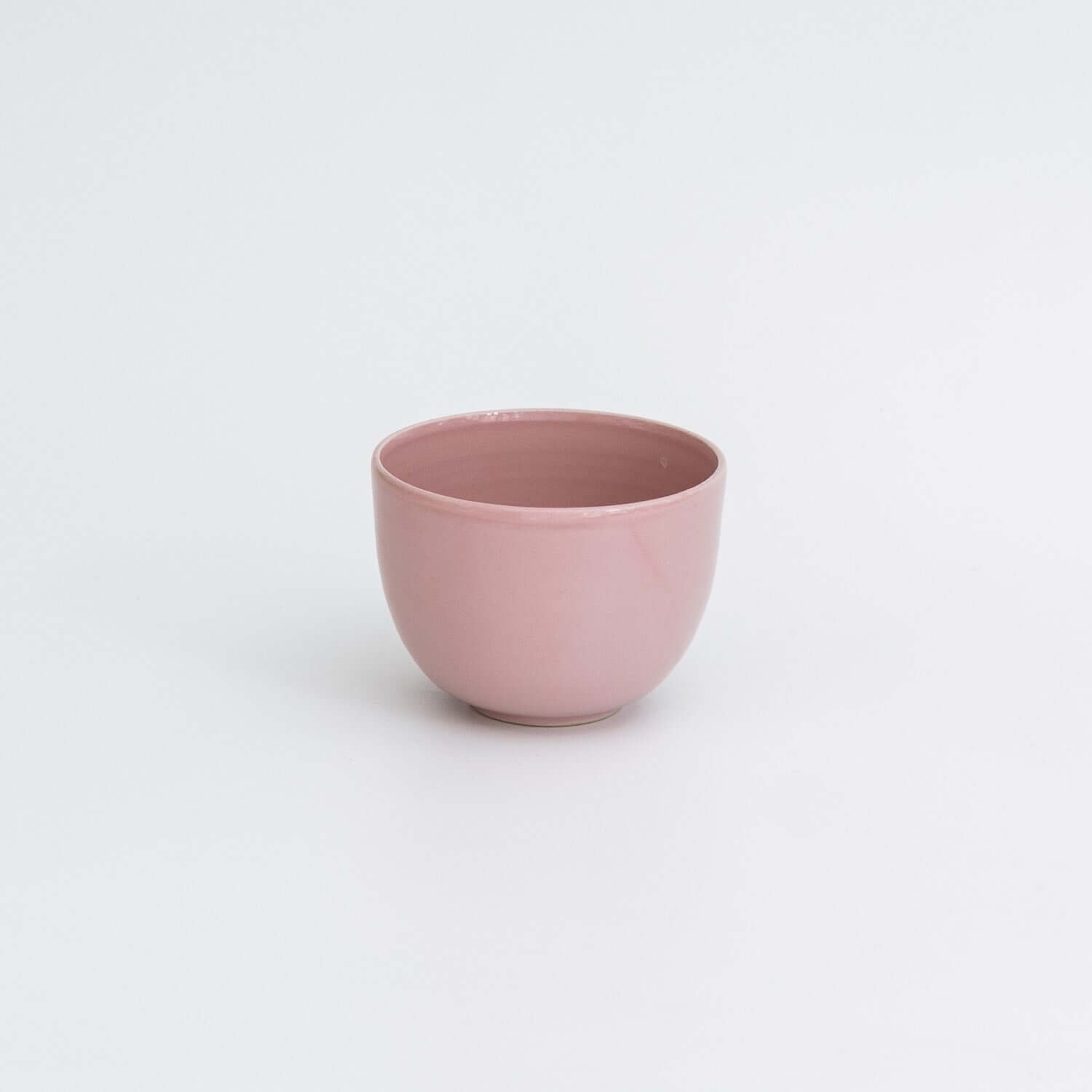 Handgemacht Keramik Coffee Cup – Yun Pink, sanft rosa, ideal für jeden Tag, made in Frankfurt.
