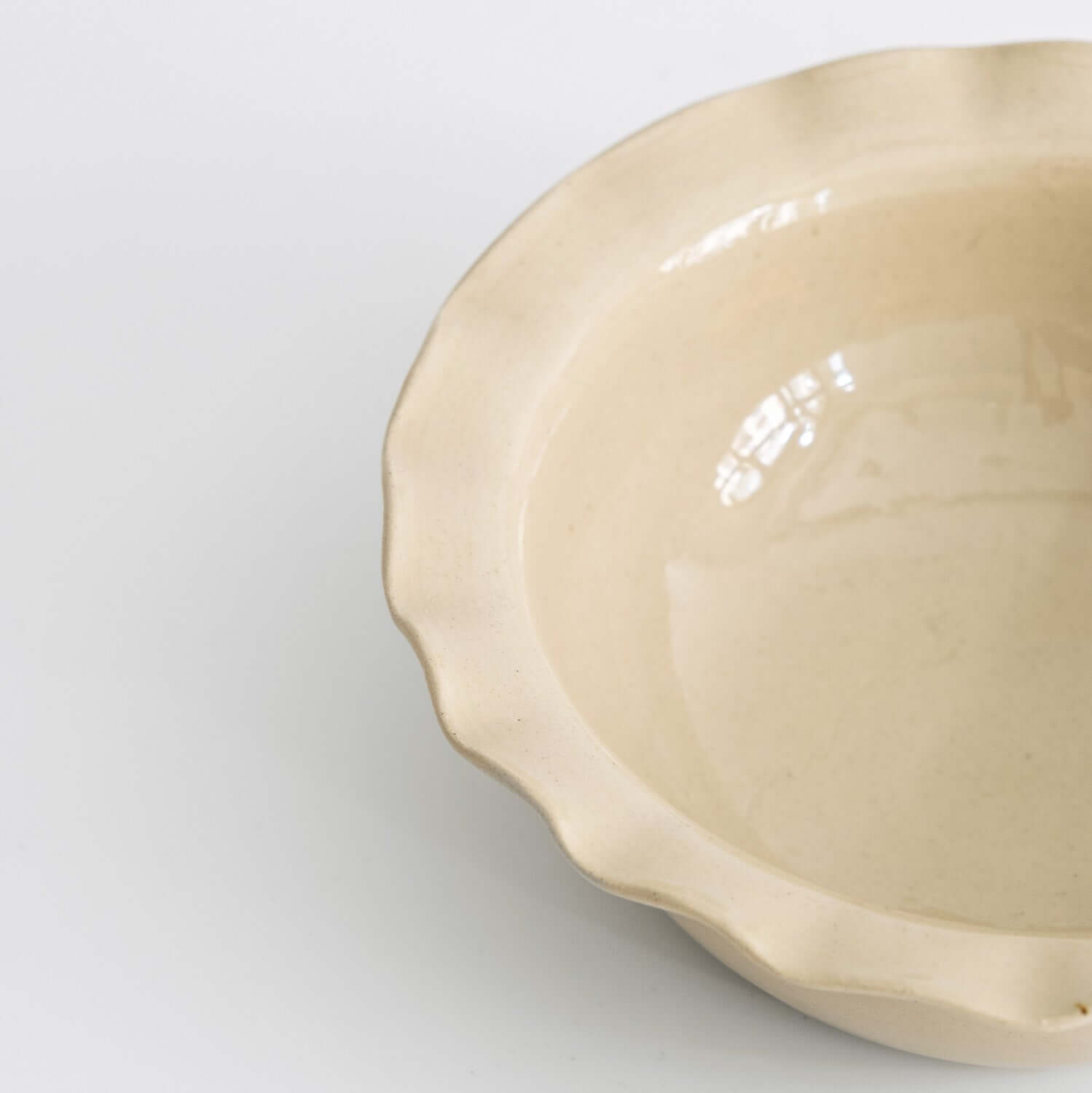 Breakfast Bowl – Wavy Creme, handgemachte Keramikschüssel mit sanften Wellenrändern in Cremefarbe.