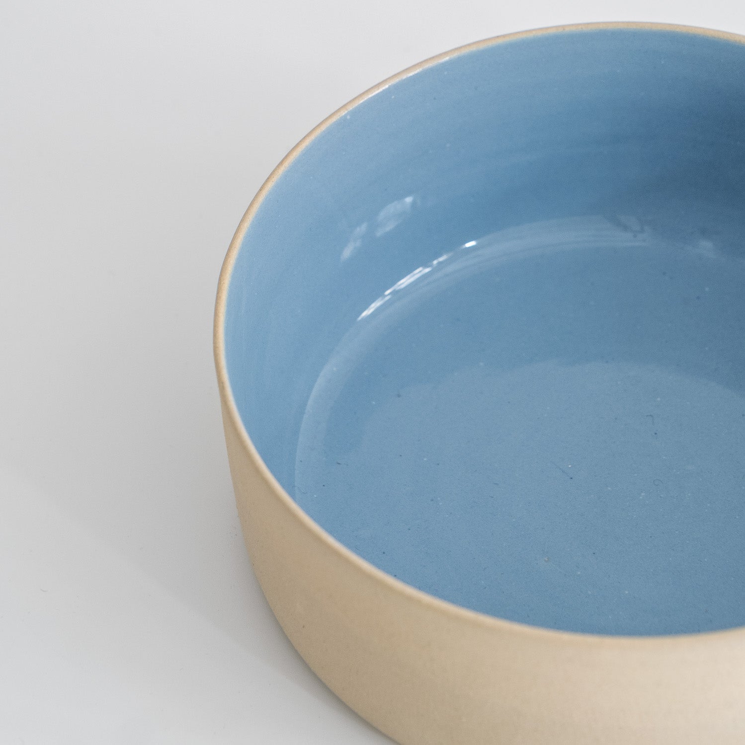 Handgemachte Keramik Frühstücksschale in Eisblau mit natürlicher Außenseite, ideal für den täglichen Gebrauch.