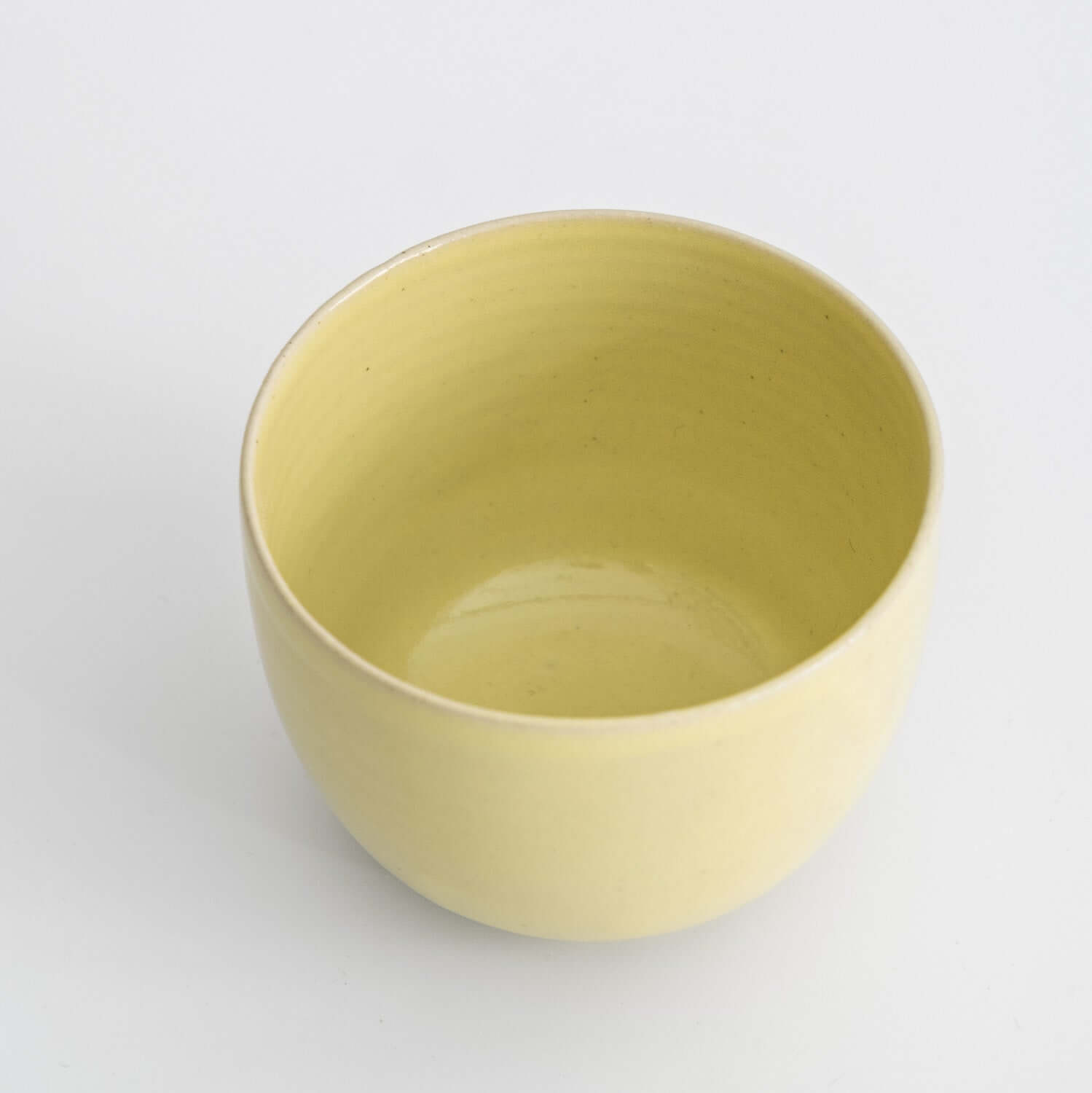 Handgemachte Keramik Coffee Cup – Yun Neon Yellow in leuchtendem Gelb, ideal für den täglichen Kaffeegenuss.