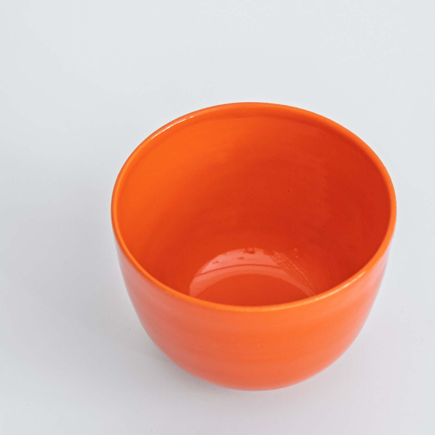 Handgemachte Keramik Schale in leuchtendem Orange, ideal für kreative Küchendekoration.