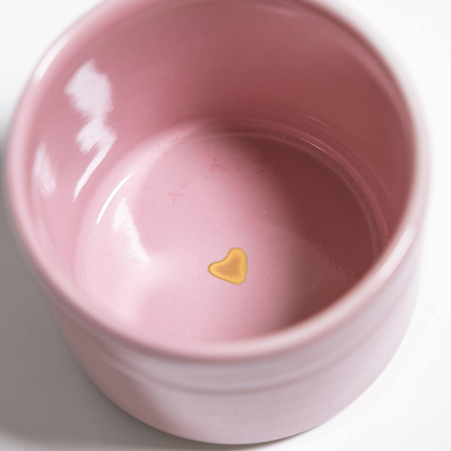 Handgemachter Keramik Espressobecher in Pink mit goldenem Herzdetail im Inneren.