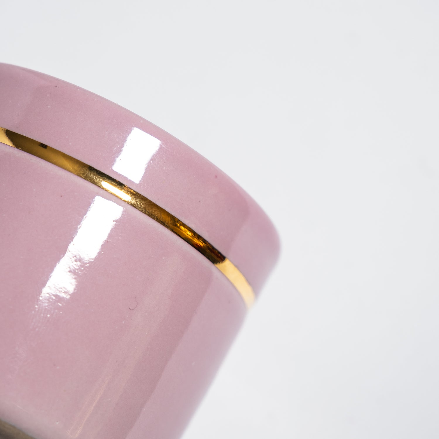 Handgemachter Keramik Espressobecher in Rosa mit feinem Golddetail