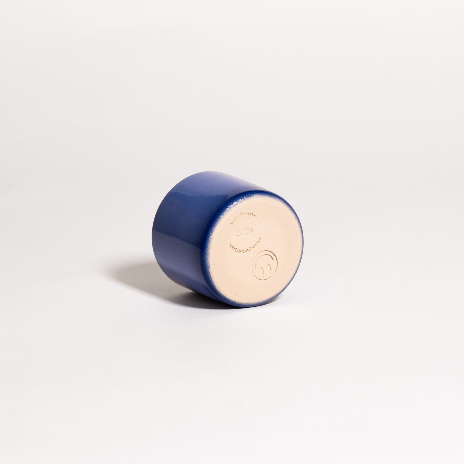 Coffee Cup - Blue Gradient, handgemachte Keramik mit glattem blauen Verlauf, aus Frankfurt. Jede Tasse ist einzigartig.