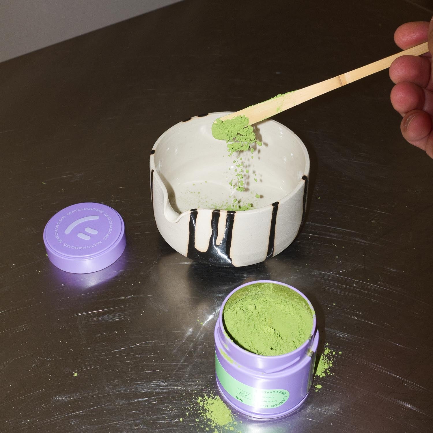 Organic Ceremonial Matcha Supreme 30g in einer Schale mit grünem Matcha-Pulver und Löffel.