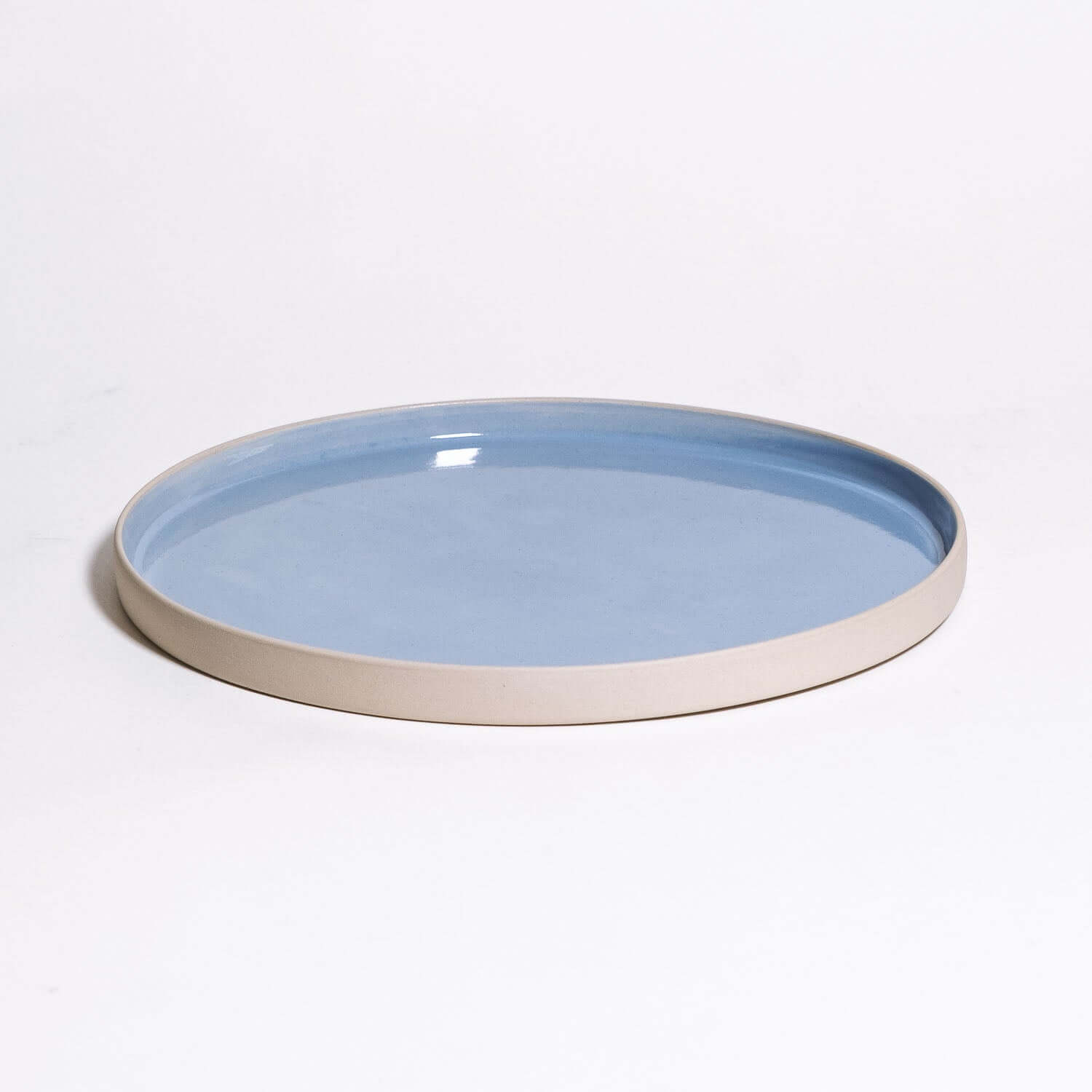 Set of 2 – Dinner Plate – Iceblue mit glasiertem, eisblauem Design auf steinzeug, zylindrische Form.