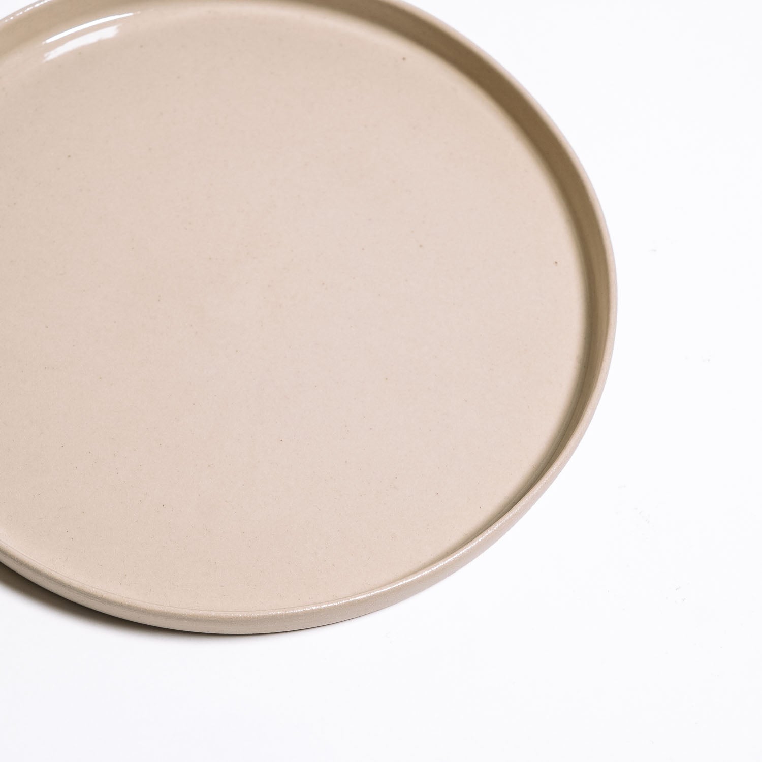 Frontalansicht eines stoneware Frühstücksstellplatzes in Creme, ideal für ein vollwertiges Frühstück - Breakfast Plate - Creme.