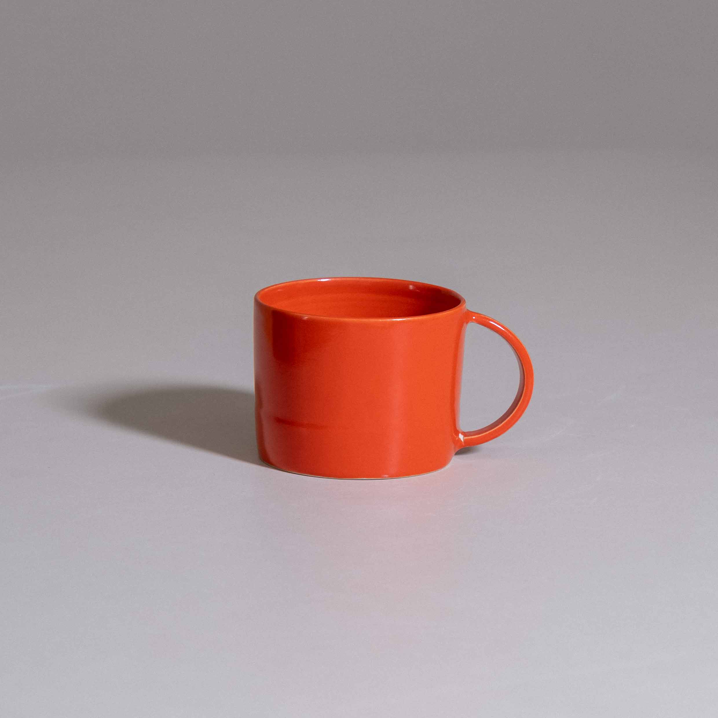 Kaffeebecher in Rot mit Henkel, handgedrehtes Steinzeug, Zweite Wahl, in Deutschland gefertigt – Detailansicht