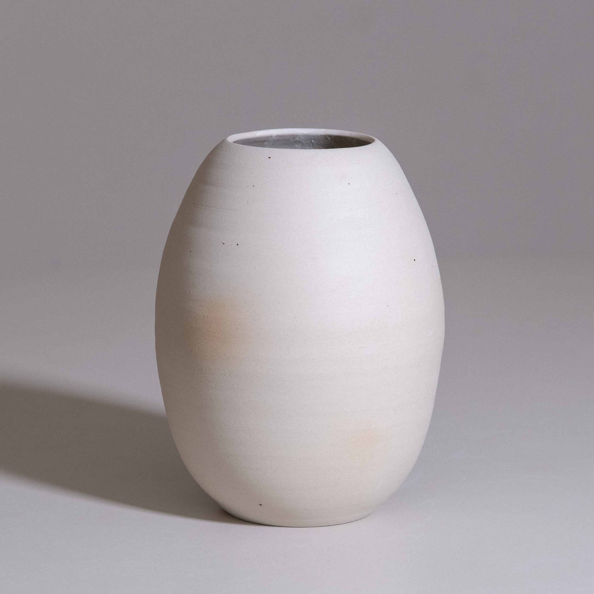 Große Vase in Creme mit rohem Äußeren, handgedrehtes Steinzeug, Zweite Wahl, in Deutschland gefertigt