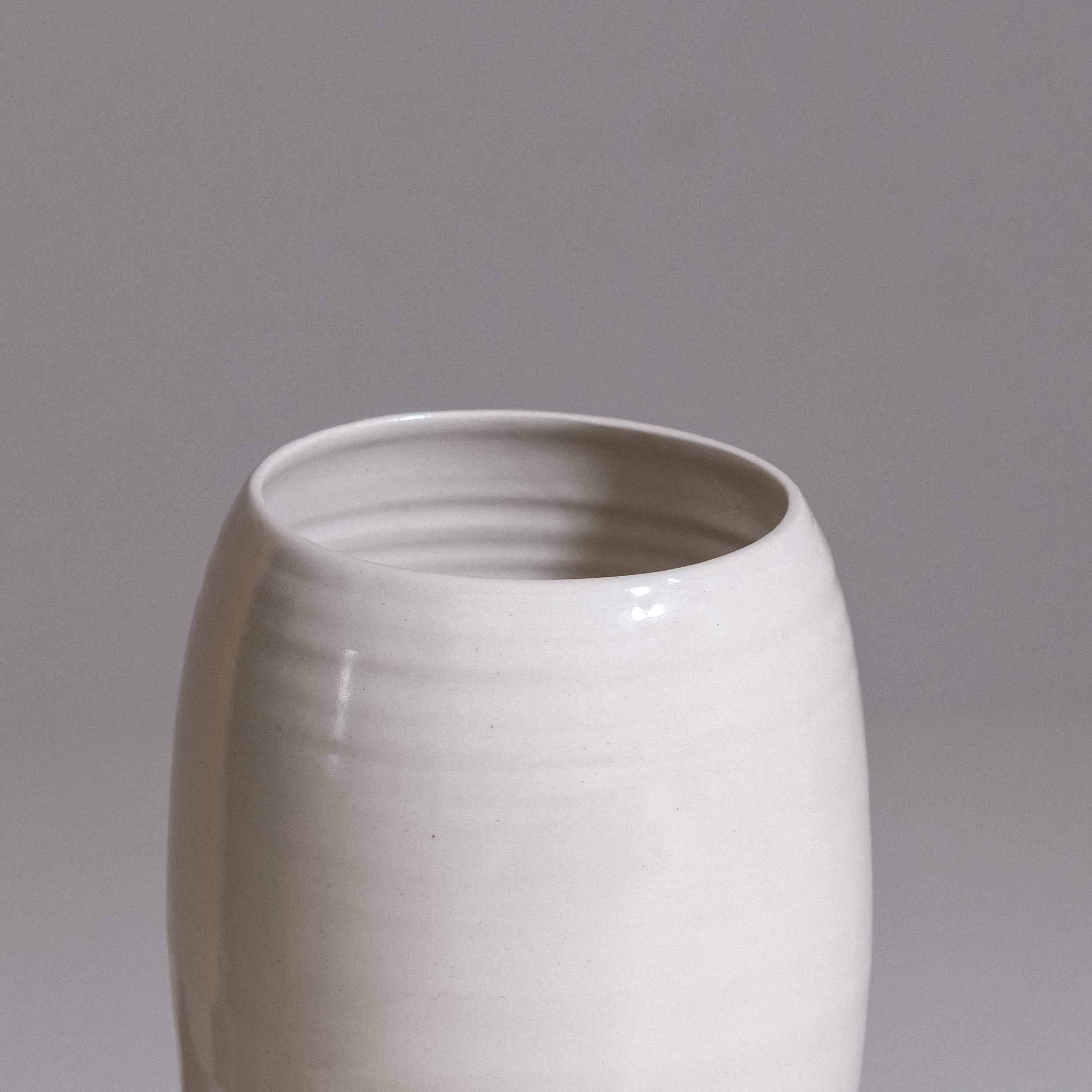 Große Vase in Creme, bauchige Form, handgedrehtes Steinzeug, Zweite Wahl, in Deutschland gefertigt – Seitenansicht