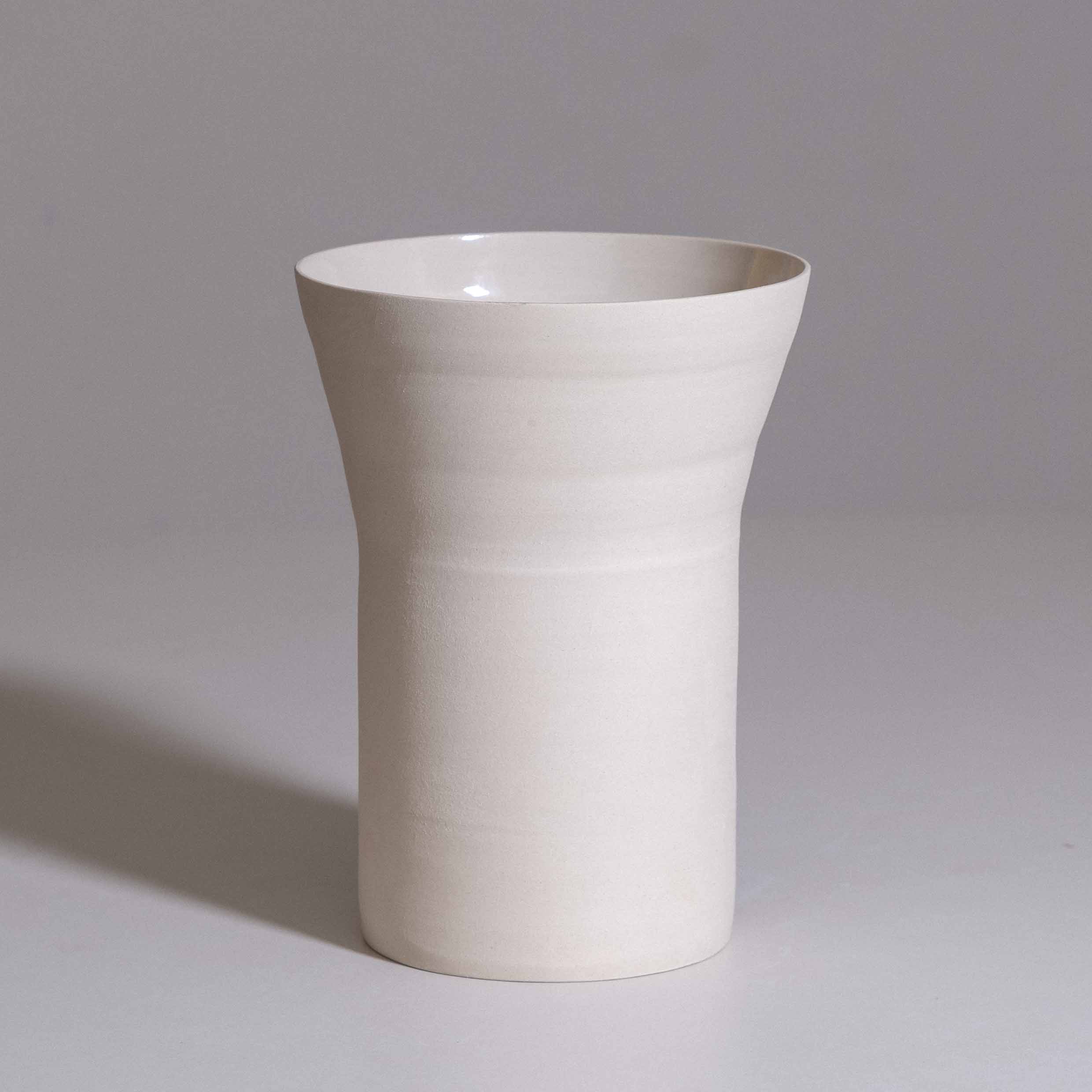 Ikebana-Vase in Creme mit Kenzan, handgedrehtes Steinzeug, Zweite Wahl, in Deutschland gefertigt
