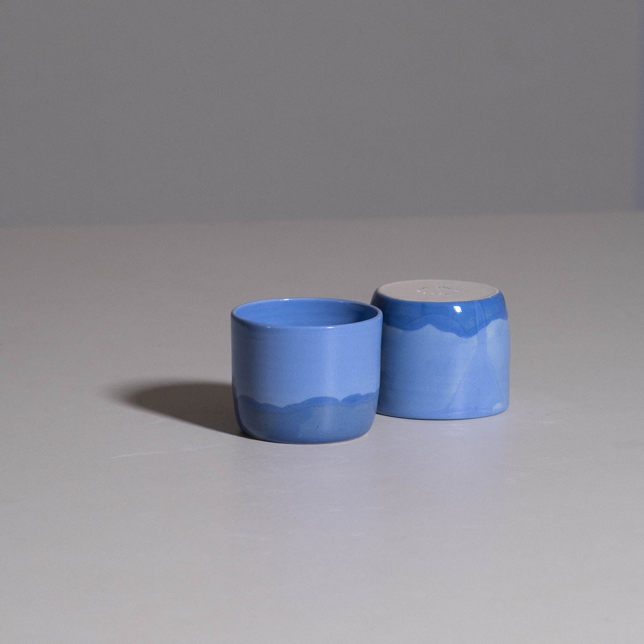 Coffee Cup – Blue aus handgemachter Keramik mit gleichmäßig glänzender blauer Glasur.