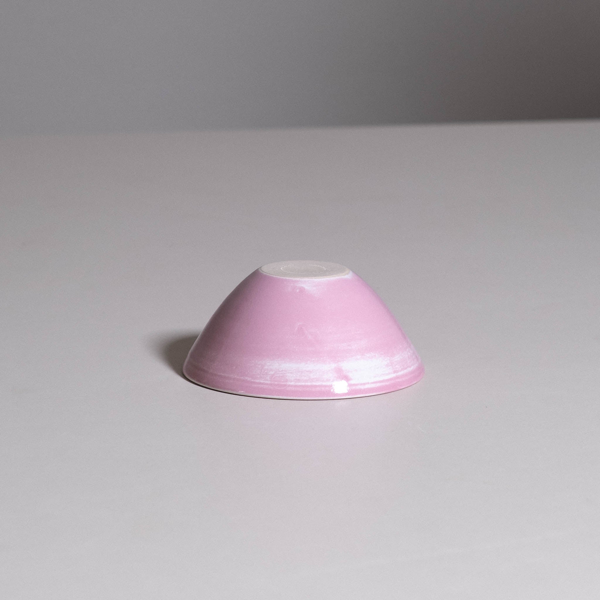 Yun Shape Bowl pink, handgemachte Frühstücksschale mit Unregelmäßigkeiten in der Glasur, spülmaschinenfest und lebensmittelsicher.