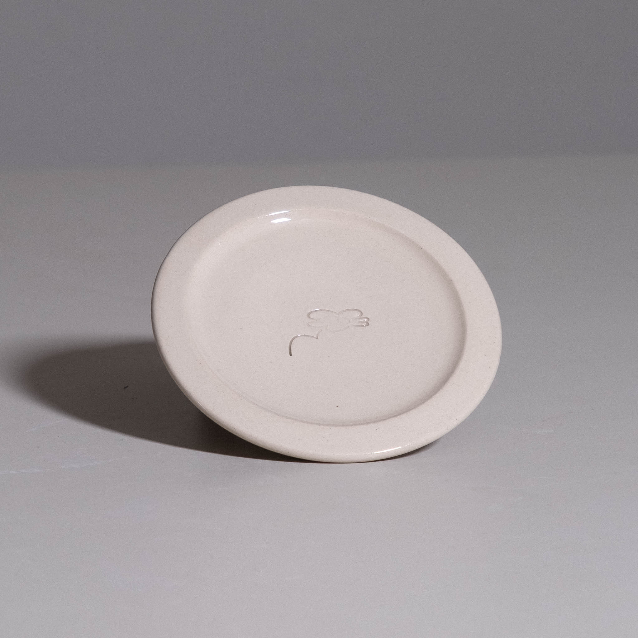 Plate aus handgemachter Keramik in Neo Creme, Ansicht von oben.