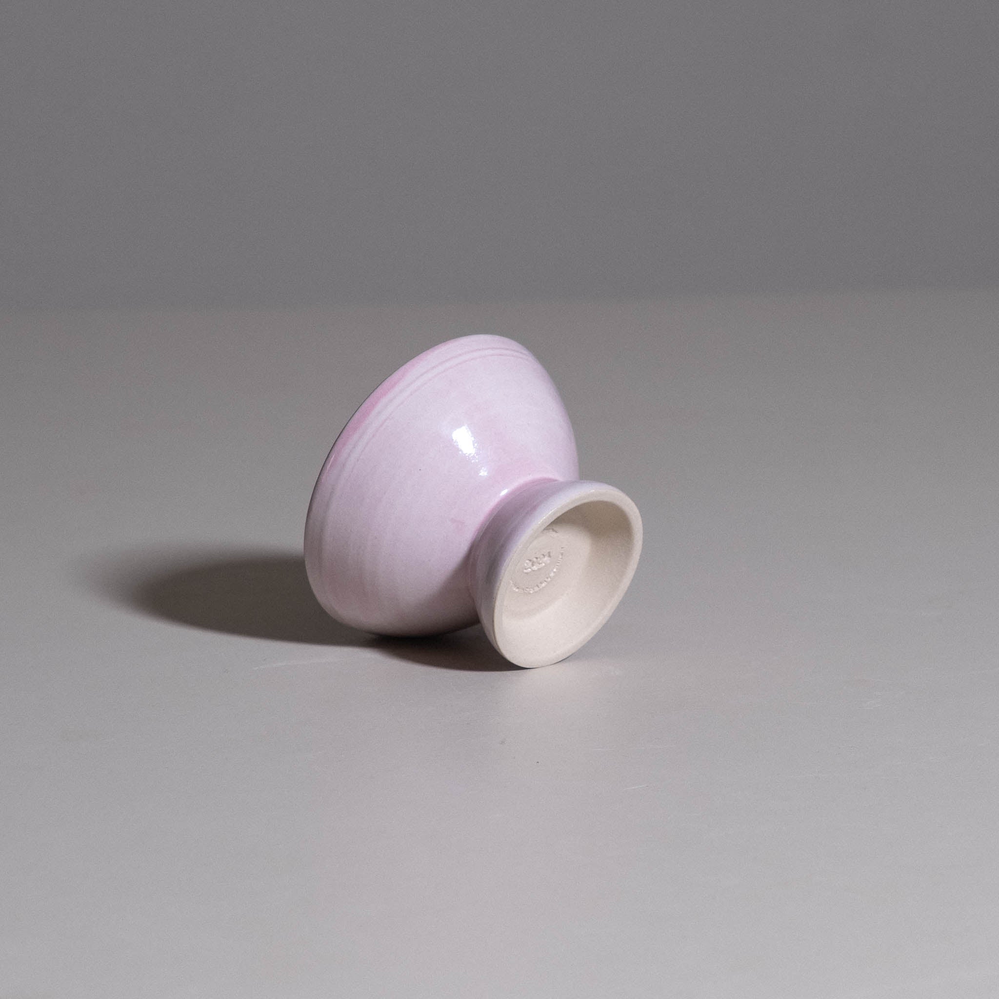 Dessert Dish aus handgemachter Keramik in Rosa, seitliche Detailansicht.
