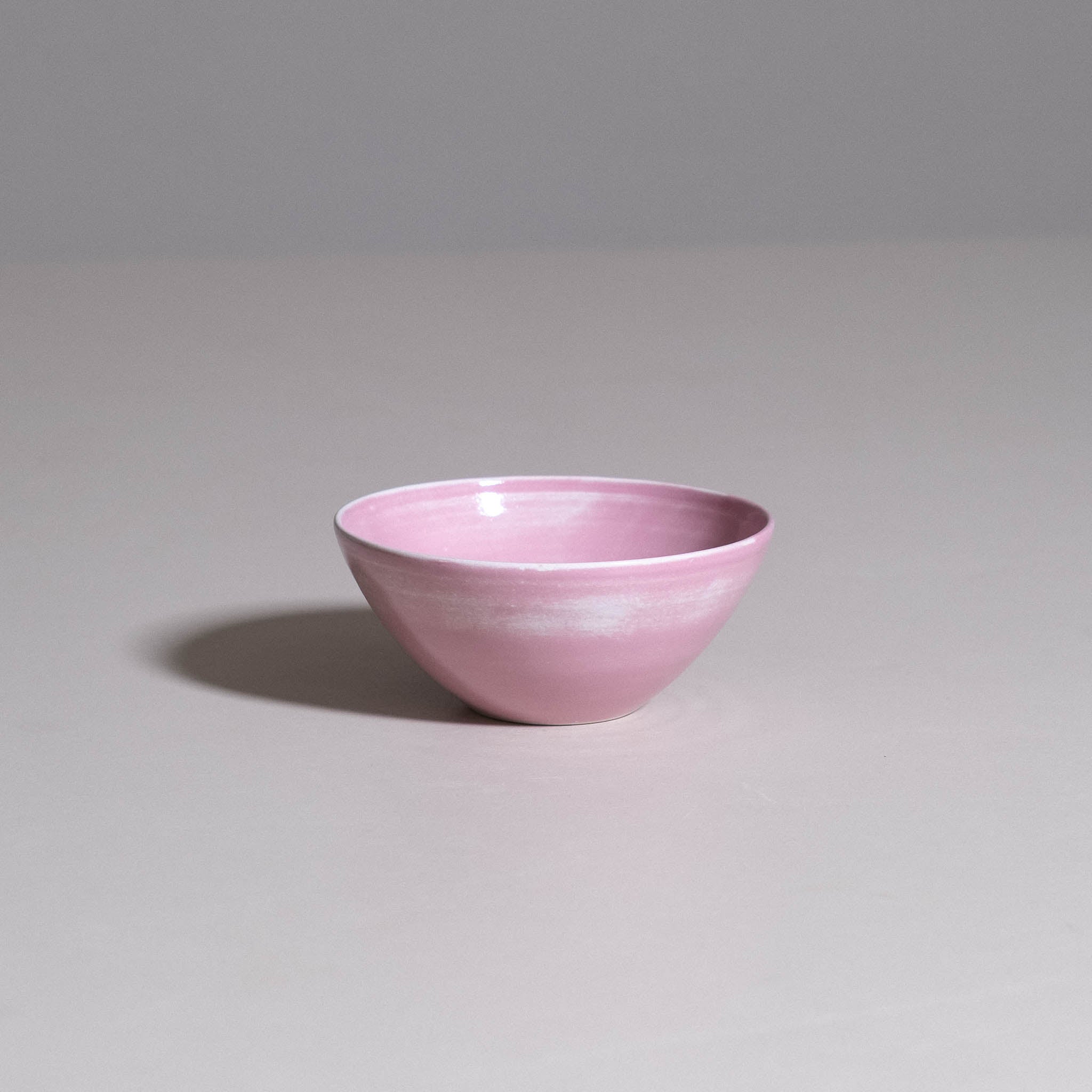 Yun Shape Bowl pink, handgefertigte Frühstücksschüssel mit Yun Red Glasur, B-Grad, lebensmittelecht, spülmaschinenfest.