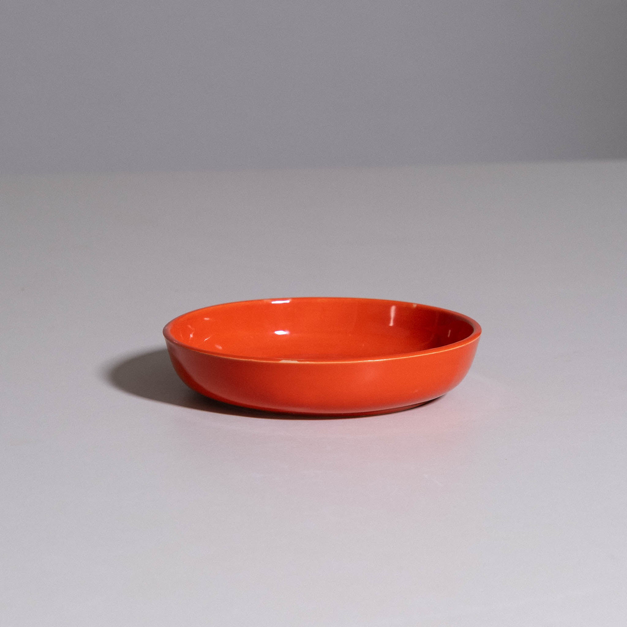 Dip & Snack Bowl aus handgemachter Keramik mit warmer roter Glasur.