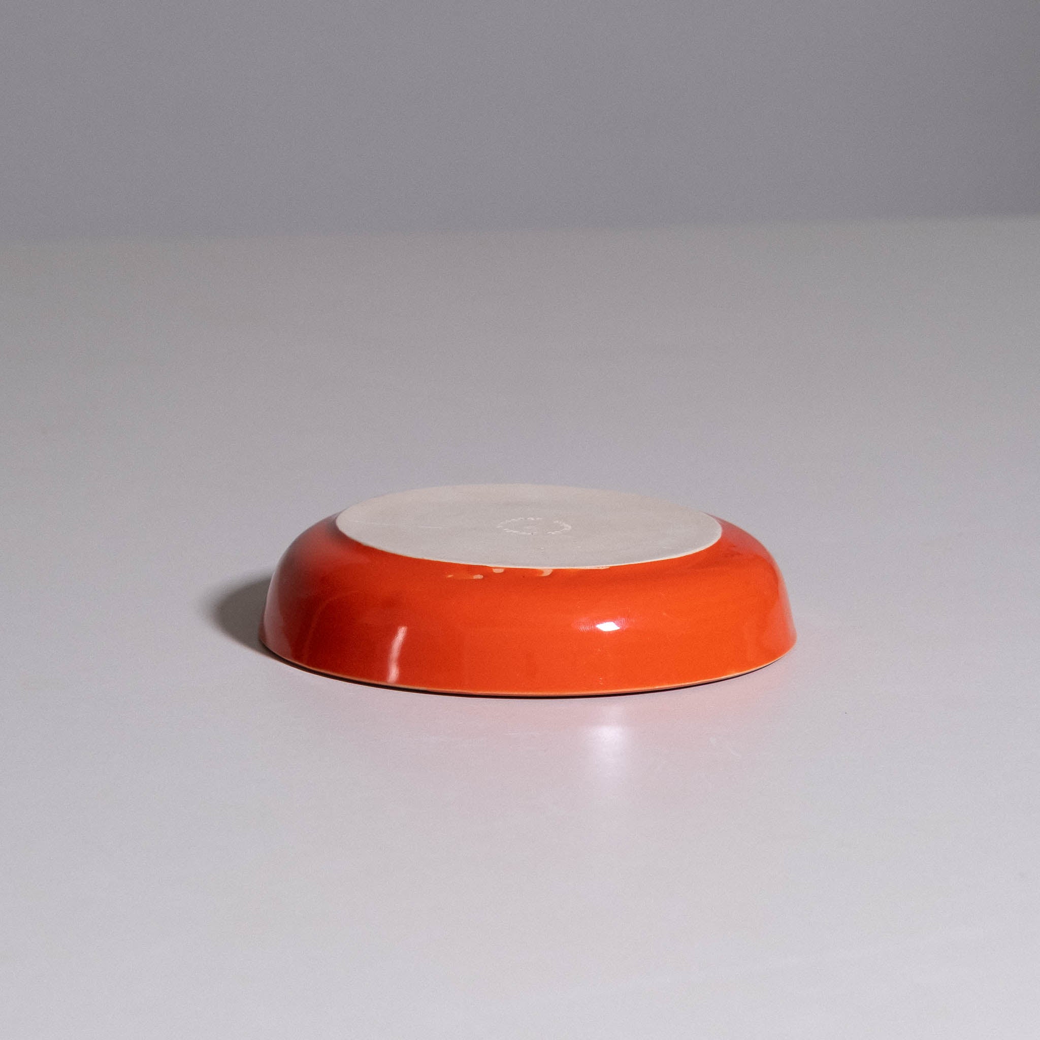 Dip & Snack Bowl aus handgemachter Keramik mit roter Glasur und kleiner Form.