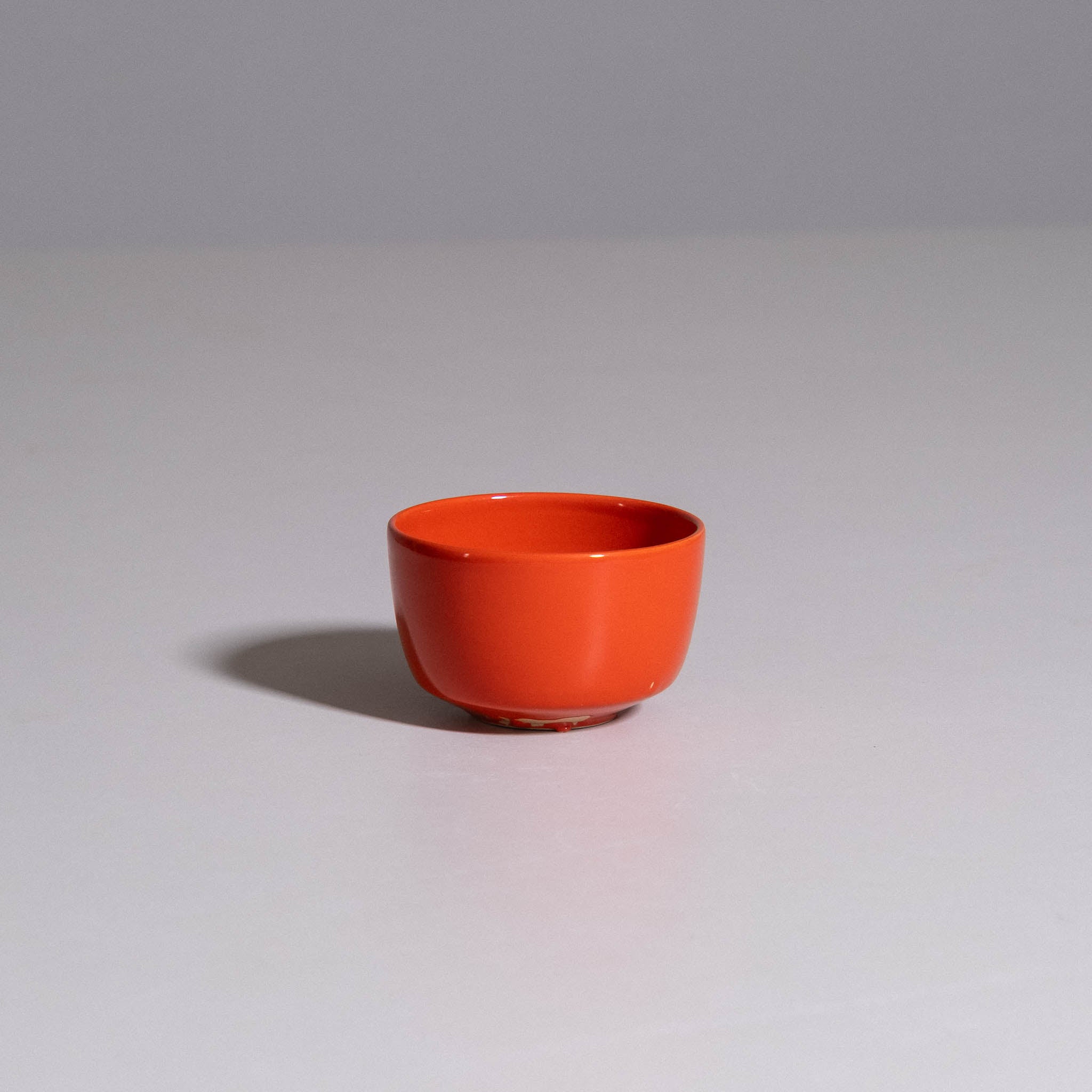 Flat White Cup – Red aus handgemachter Keramik mit glänzender roter Glasur, handgedreht in Deutschland.