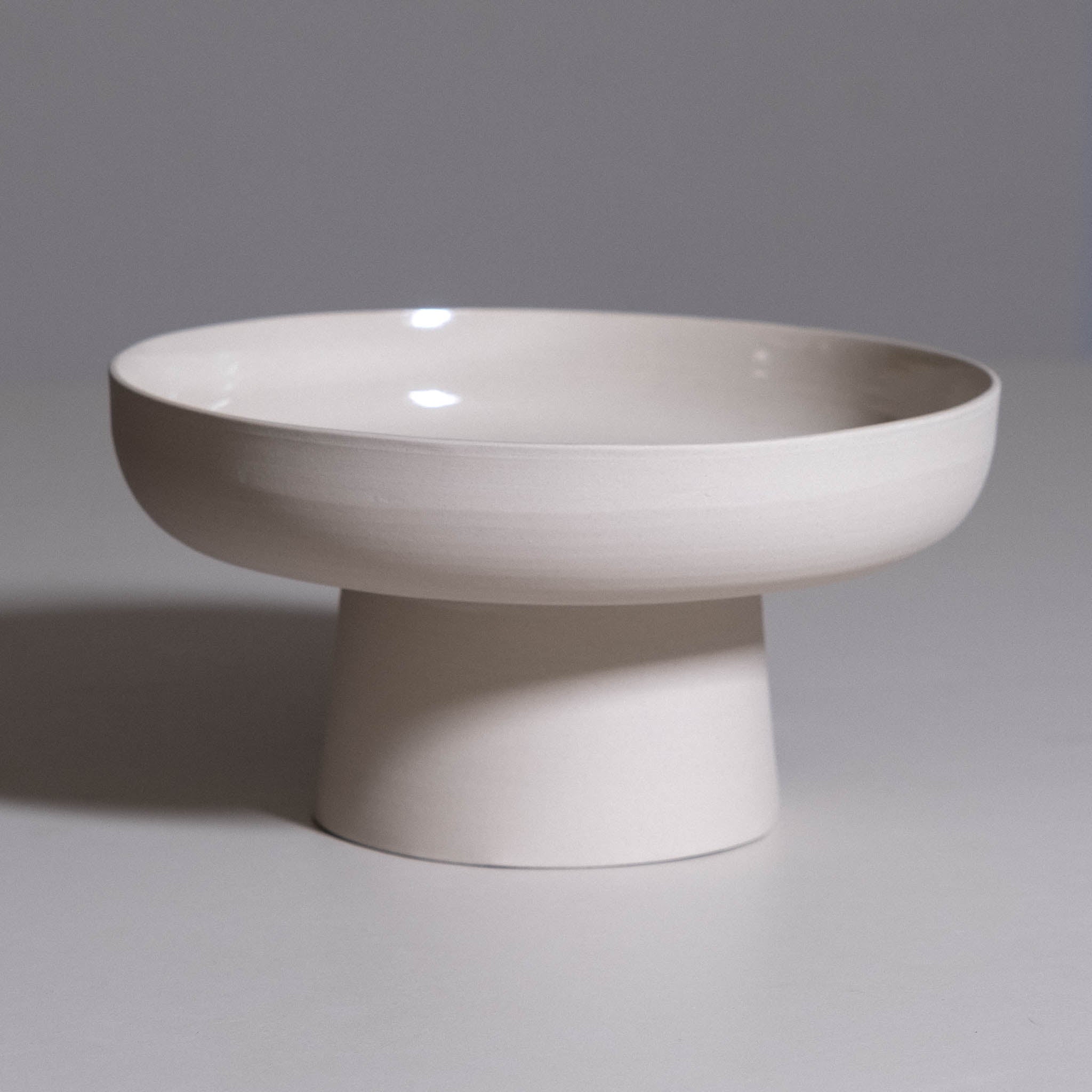 Pedestal Bowl aus handgemachter Keramik mit der Aleah Glasur auf hohem Fuß.