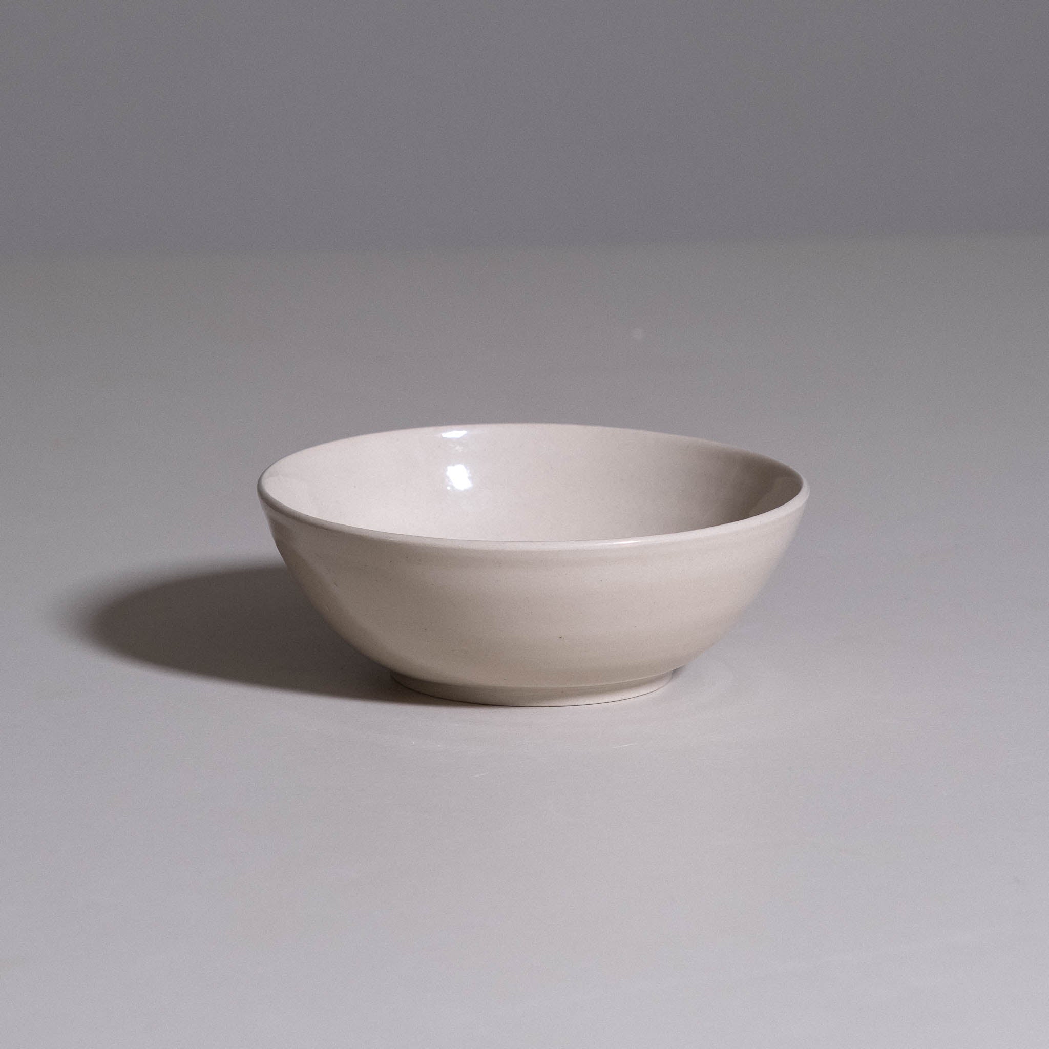 Dinner Bowl aus handgemachter Keramik mit cremefarbener Glasur und tiefer Form.