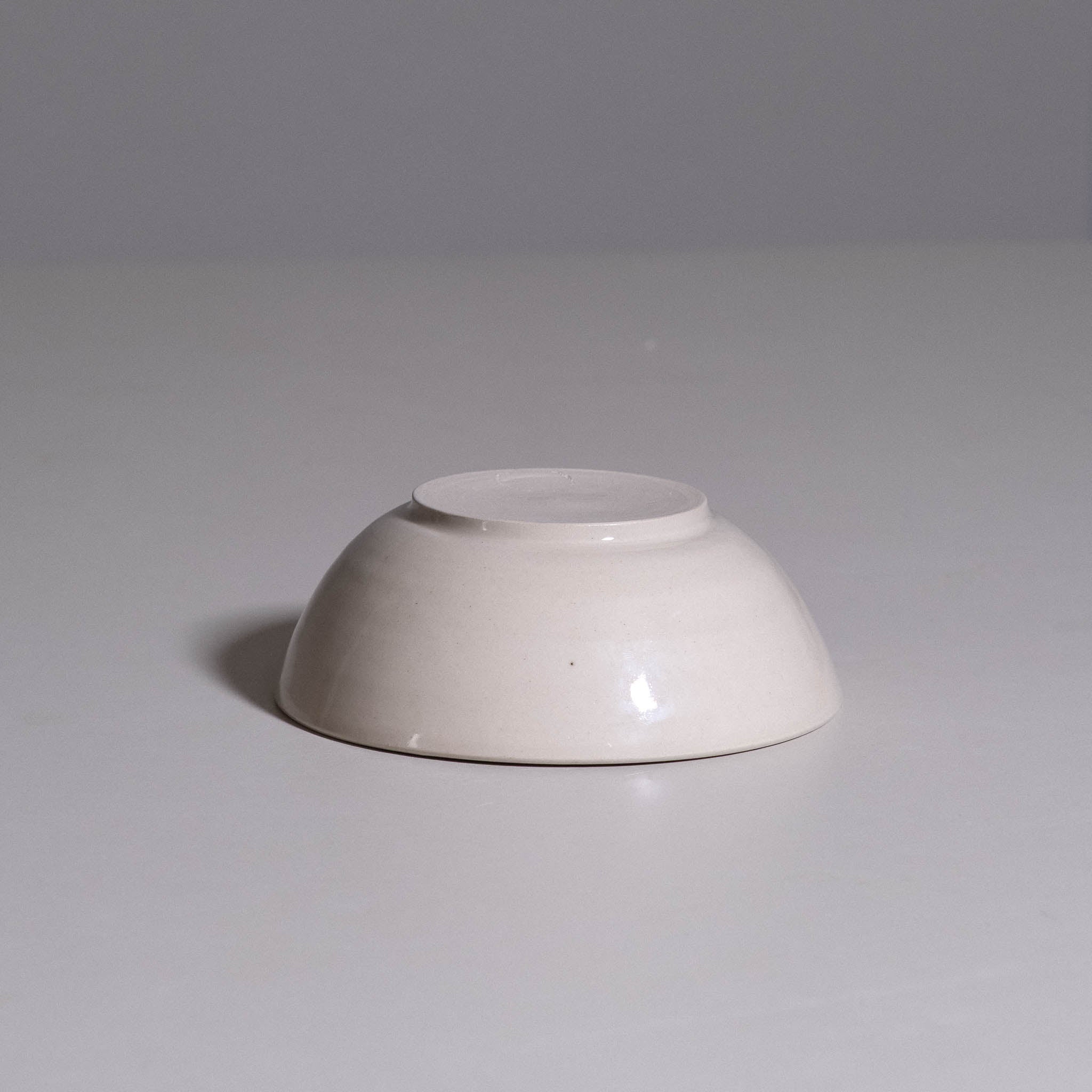 Dinner Bowl aus handgemachter Keramik mit creme Glasur und feinem Standfuß.