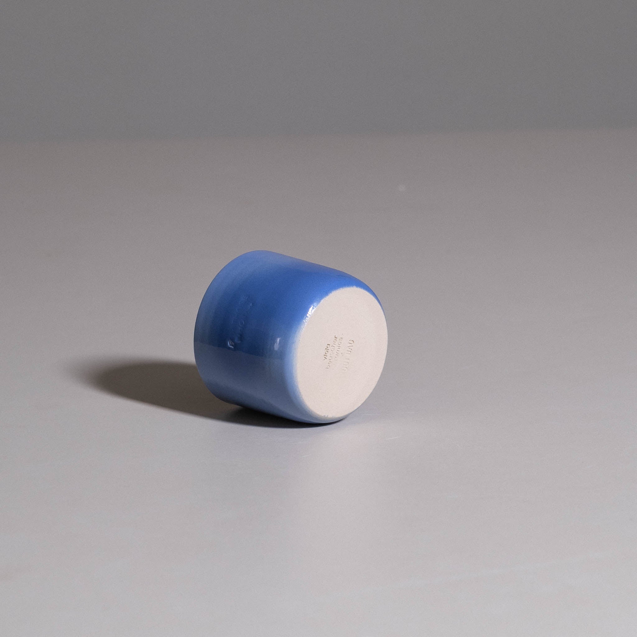 Coffee Cup – Spray Paint Blue aus handgemachter Keramik mit verlaufender blauer Sprühglasur.