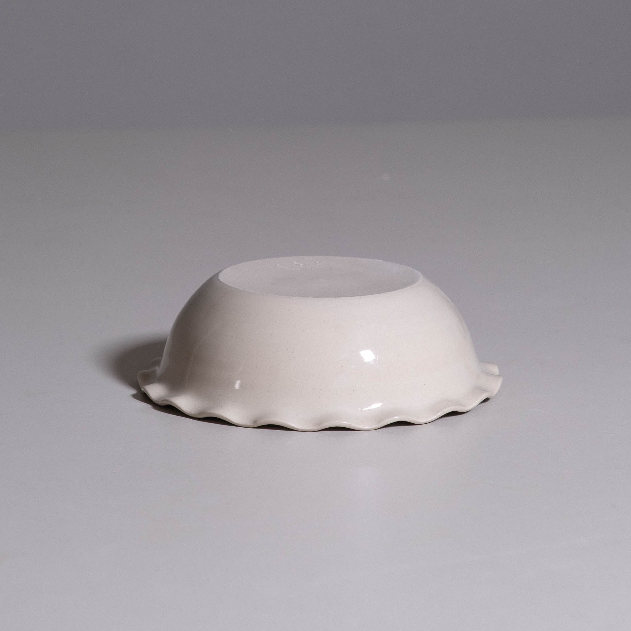 Breakfast Bowl aus handgemachter Keramik mit creme Glasur und geschwungener Form.