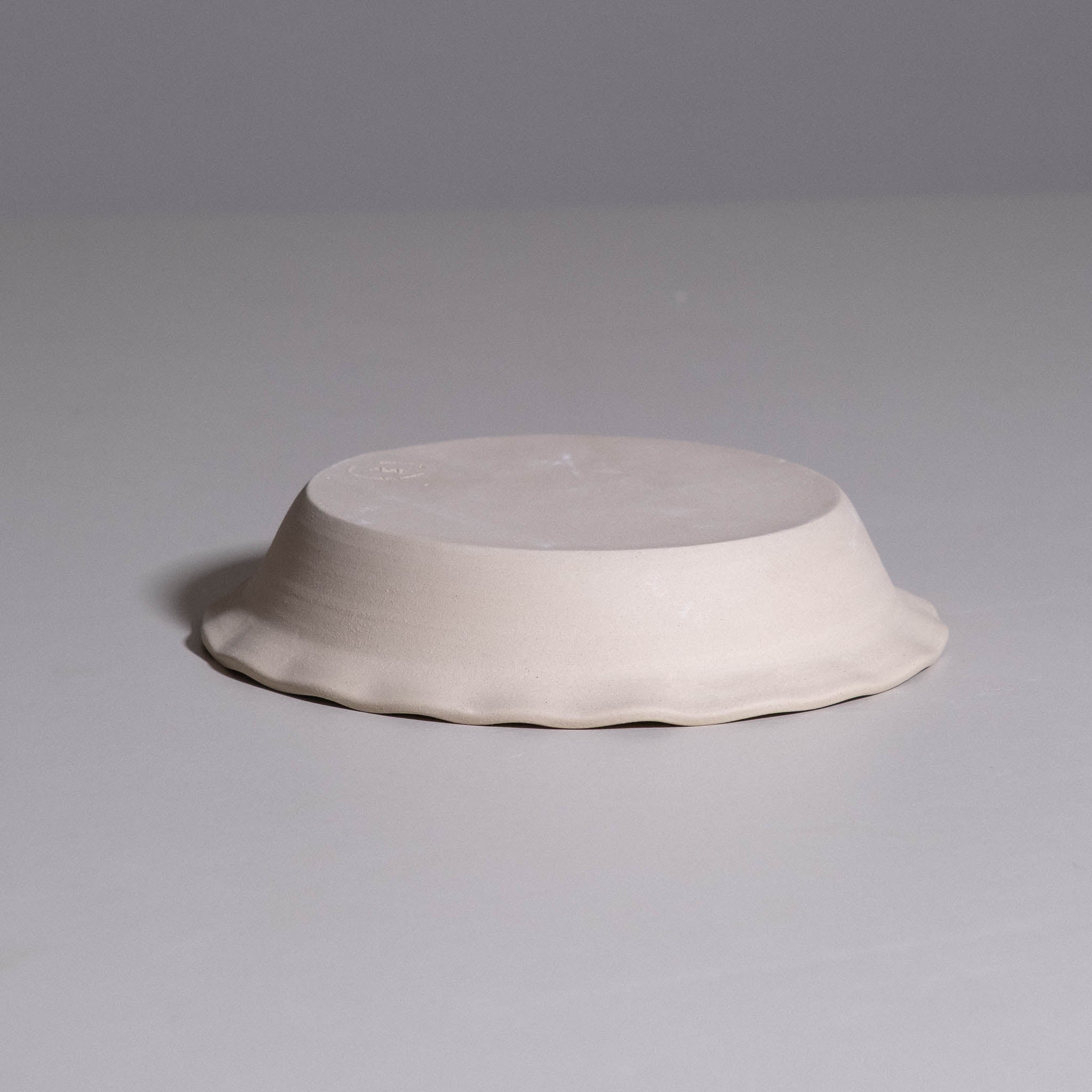 Dinner Bowl aus handgemachter Keramik mit glänzend gelber Glasur.
