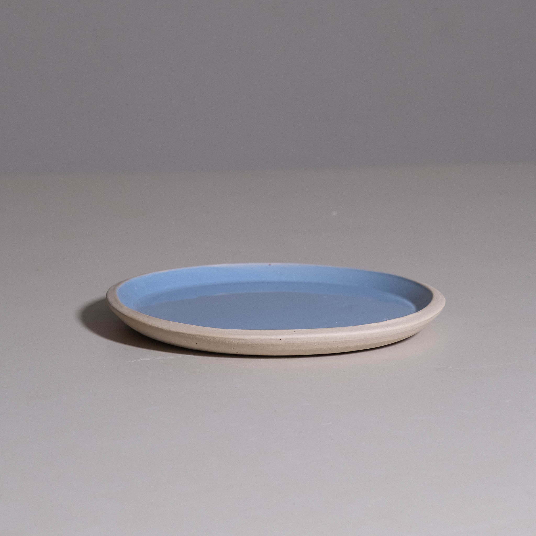 Handbuilding Plate – Iceblue aus handgemachter Keramik mit weicher eisblauer Glasur.