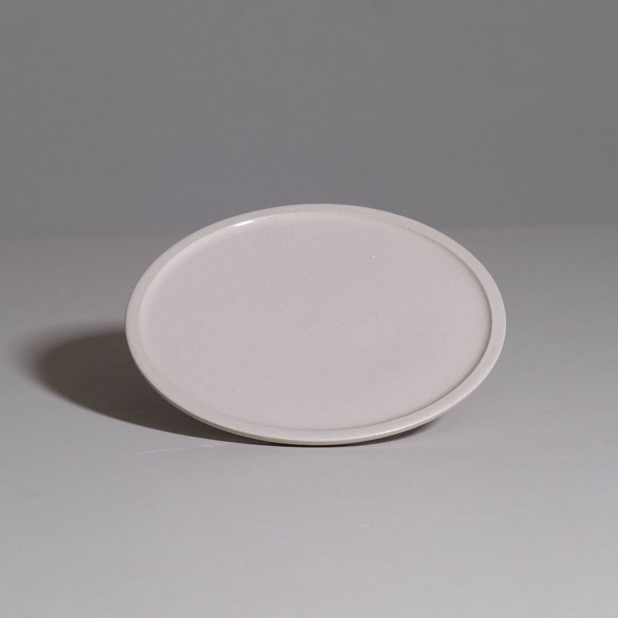 Bistro Plate aus handgemachter Keramik mit sanfter creme Glasur.