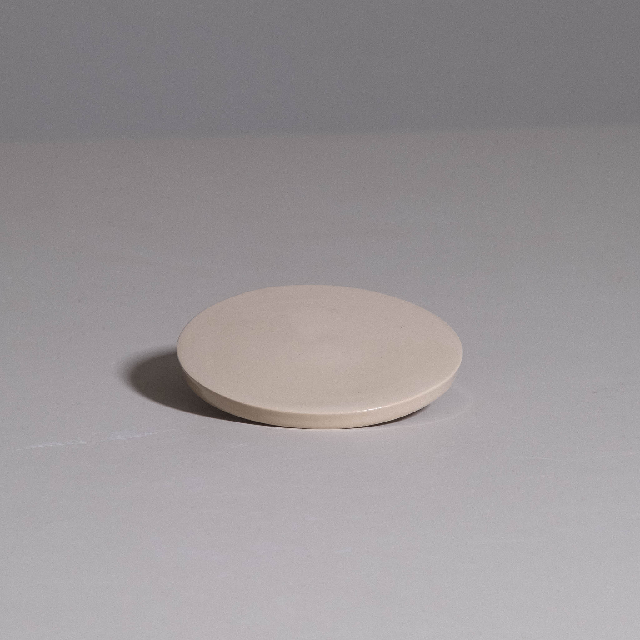Palo Santo Dish aus handgemachter Keramik mit flacher Form und cremefarbenem Finish.
