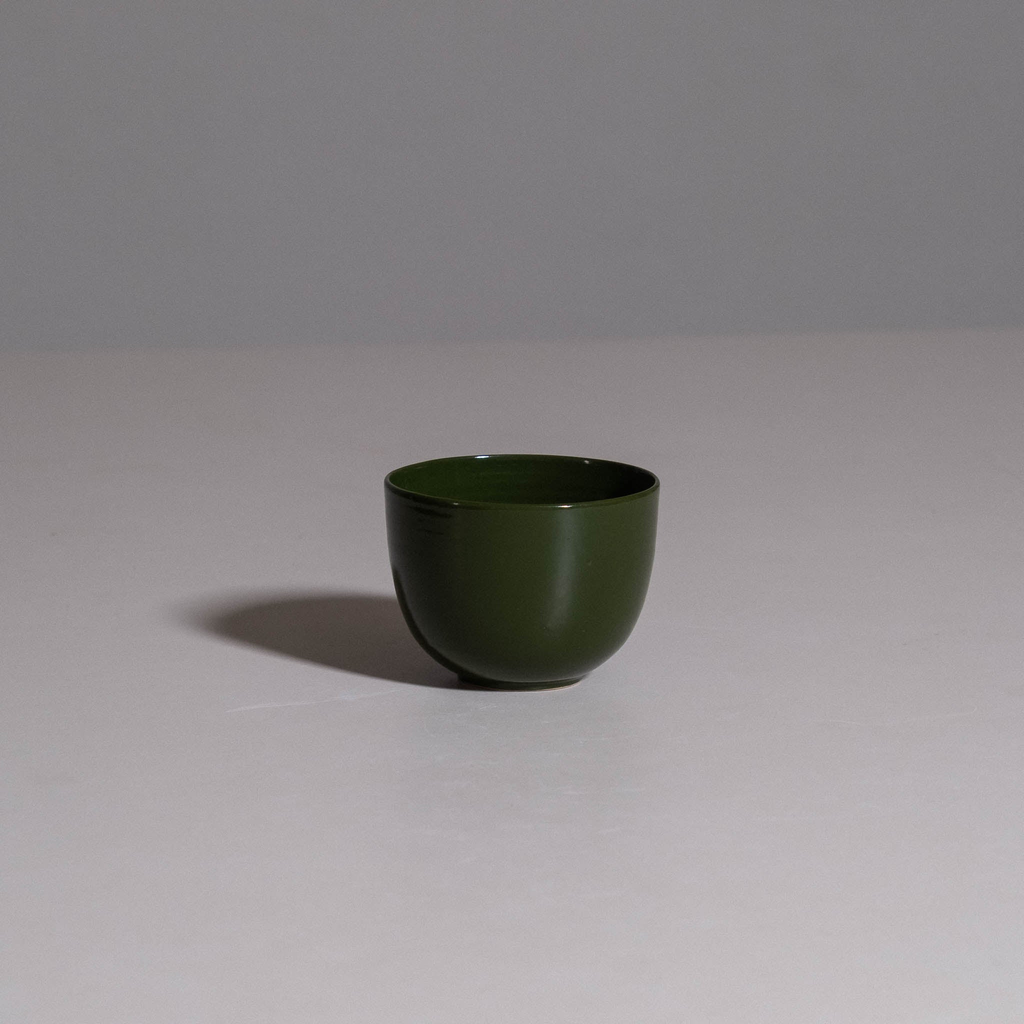 Coffee Cup aus handgemachter Keramik mit weicher Yun-Grün-Glasur.