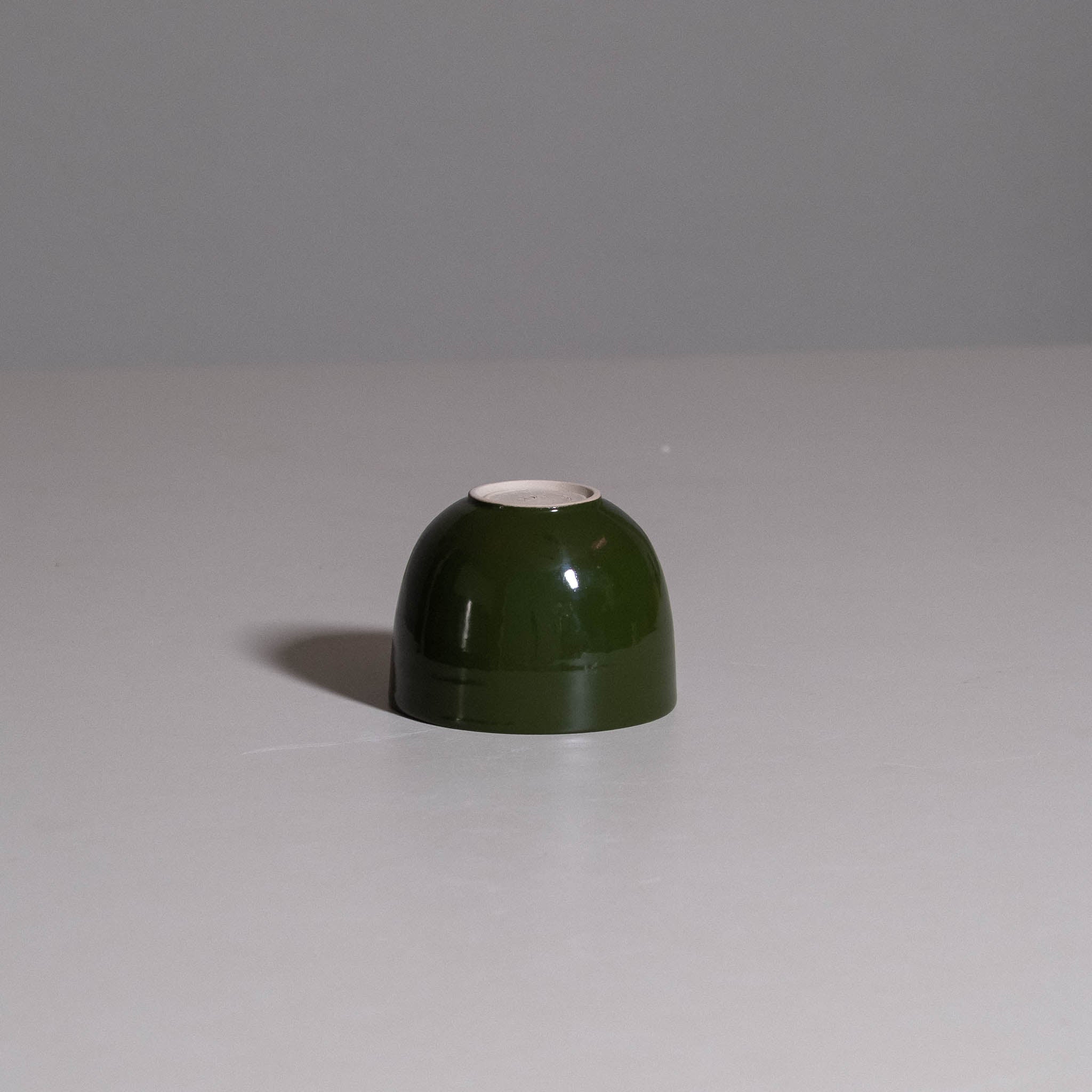 Coffee Cup aus handgemachter Keramik in Yun Grün, seitliche Ansicht.