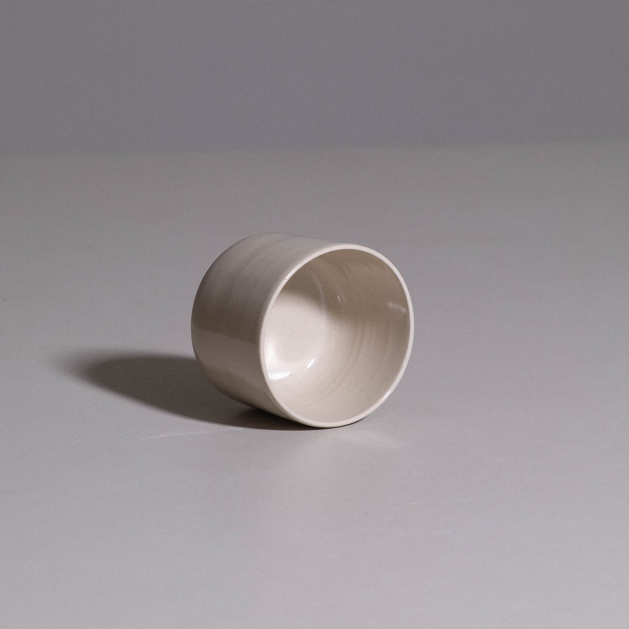 Coffee Cup – Creme aus handgemachter Keramik mit warmem cremefarbenem Finish.