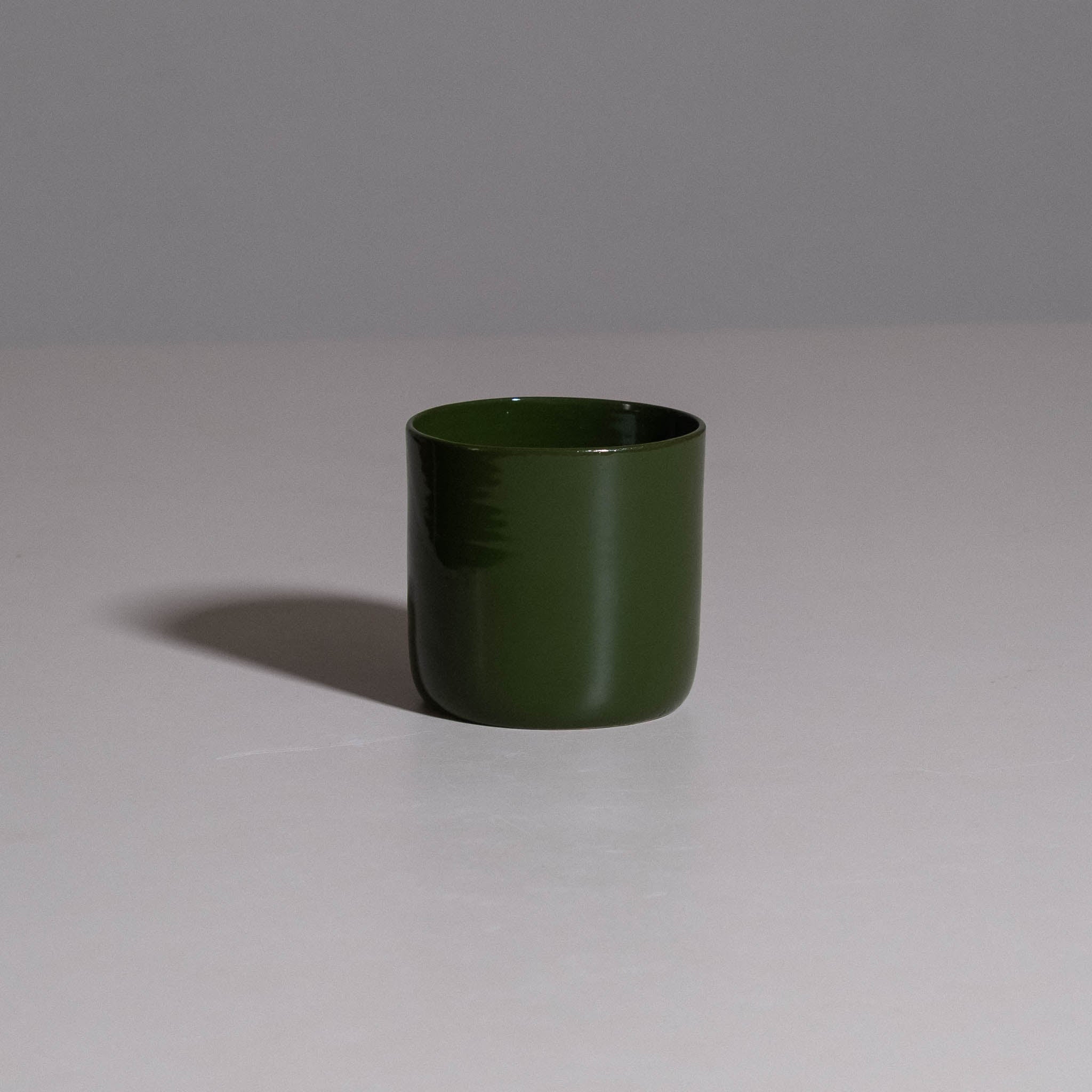 Tea Cup aus handgemachter Keramik mit ruhiger grüner Glasur.