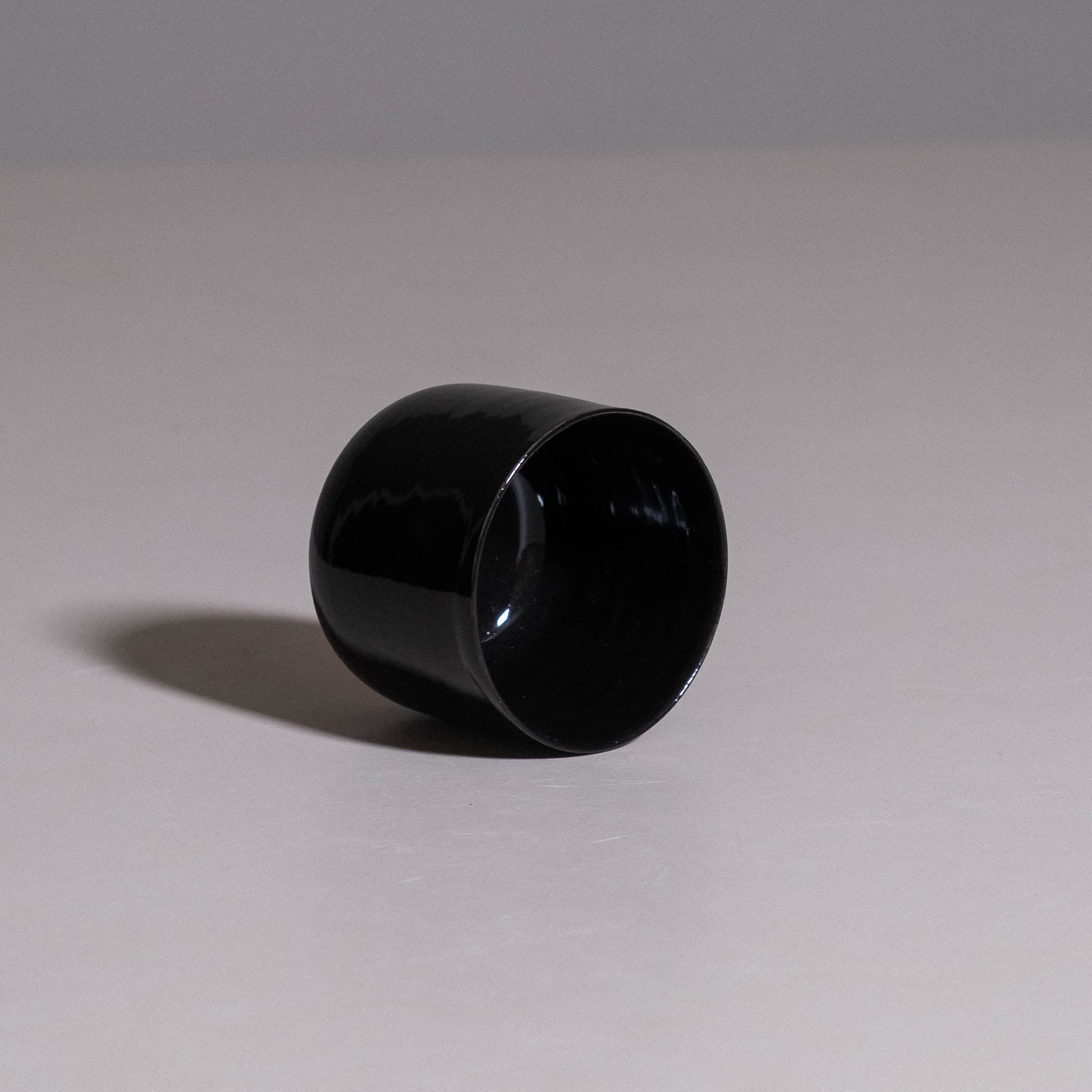 Coffee Cup – Black aus handgemachter Keramik mit matt-schwarzer Glasuroberfläche.