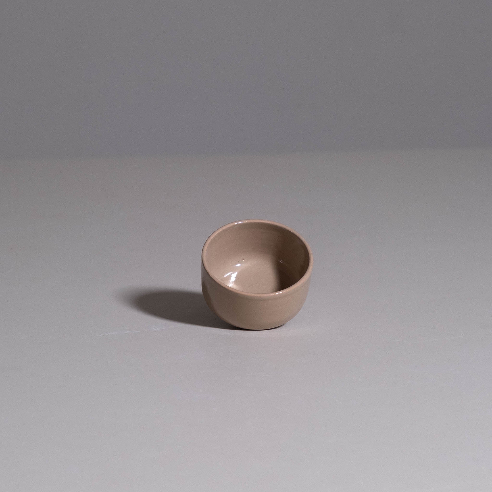 Espresso Cup aus handgemachter Keramik mit sanftem greige Finish und feiner Glasur.