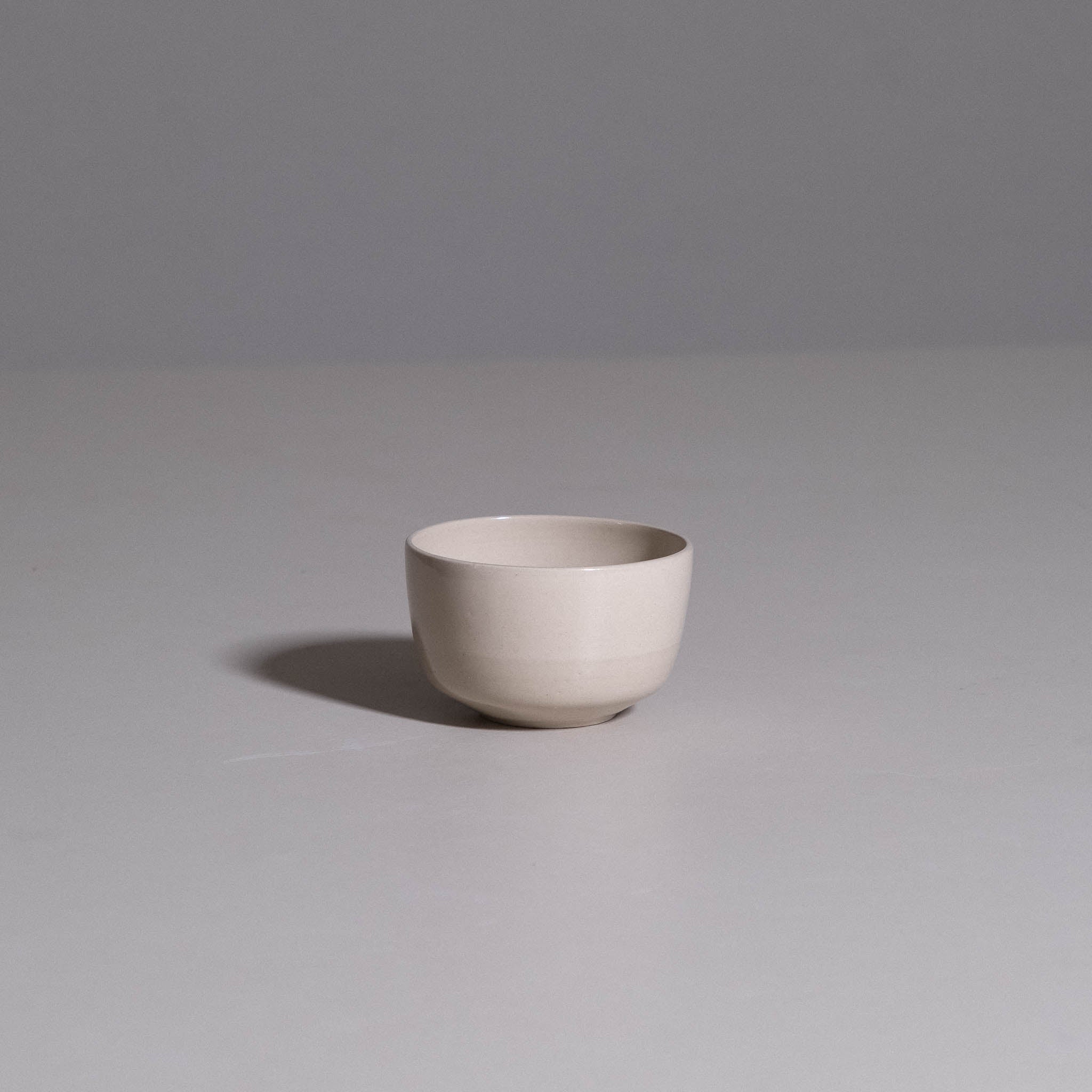 Flat White Cup – Creme aus handgemachter Keramik mit weicher cremefarbener Glasur.