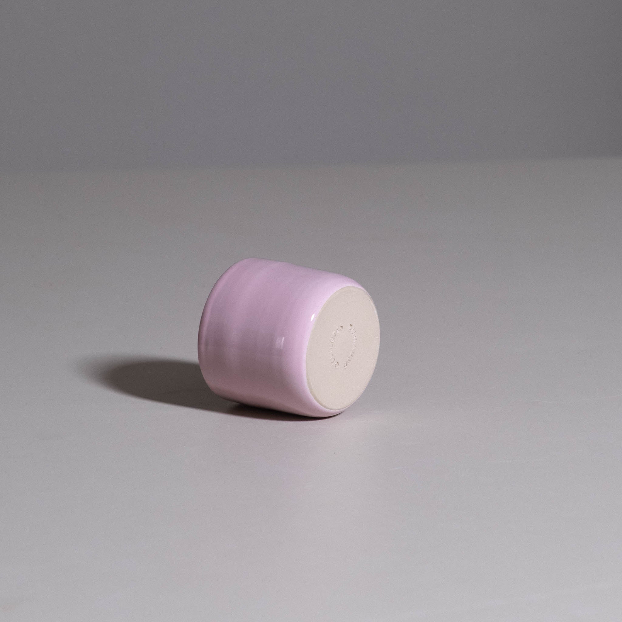 Coffee Cup aus handgemachter Keramik mit glänzend rosa Glasur.