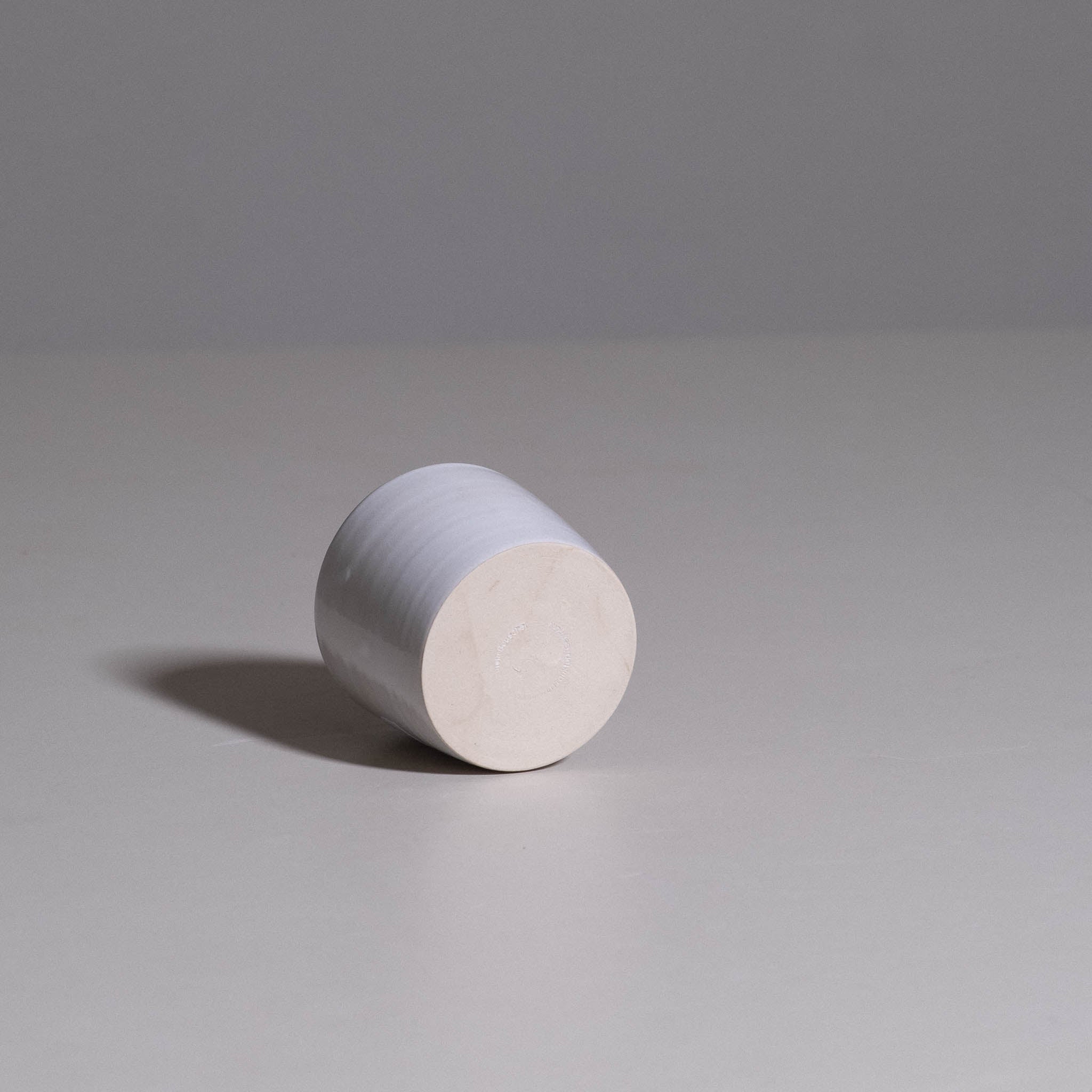 Coffee Cup – White aus handgemachter Keramik mit gleichmäßig weißem Finish.