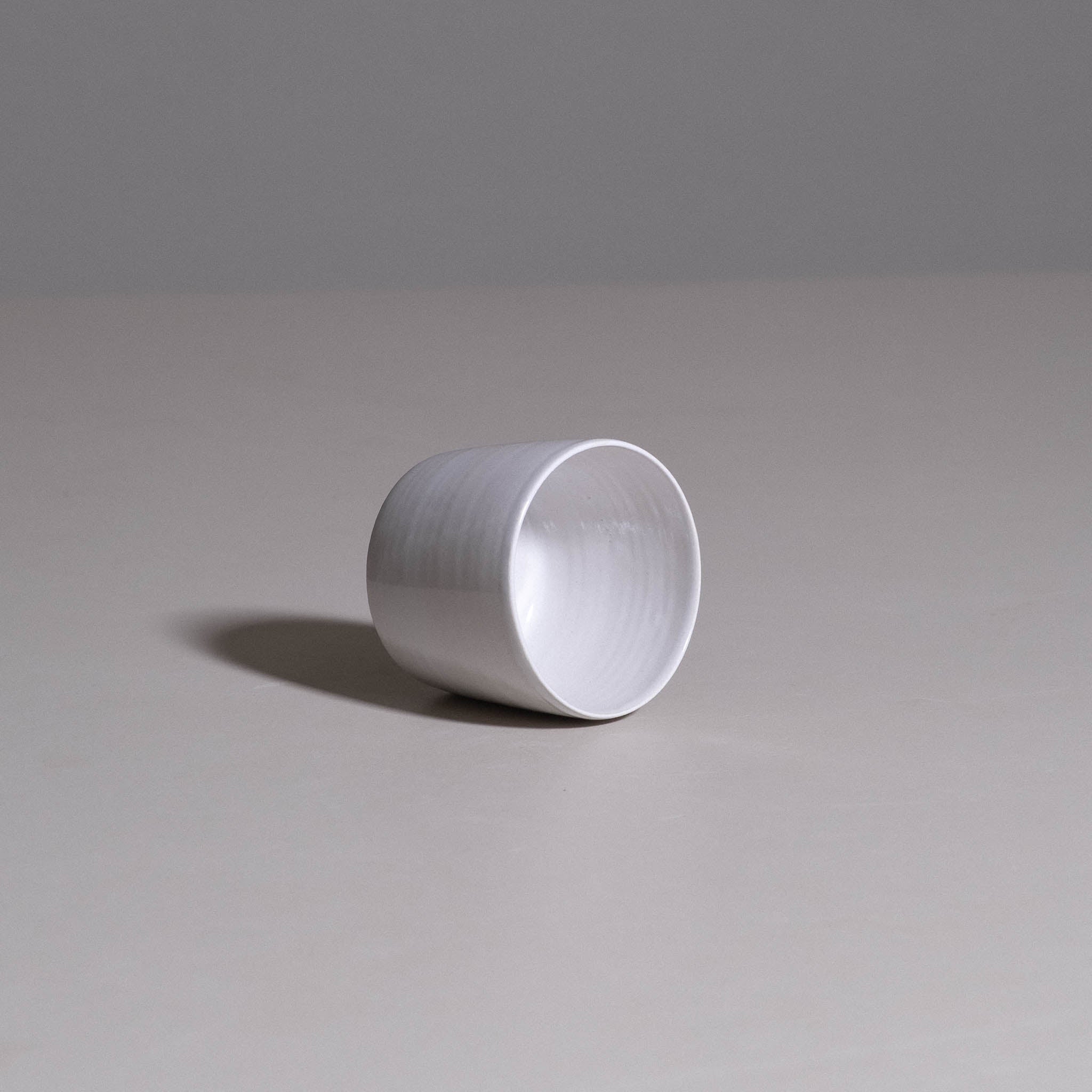 Coffee Cup – White aus handgemachter Keramik mit schlichter weißer Glasuroberfläche.