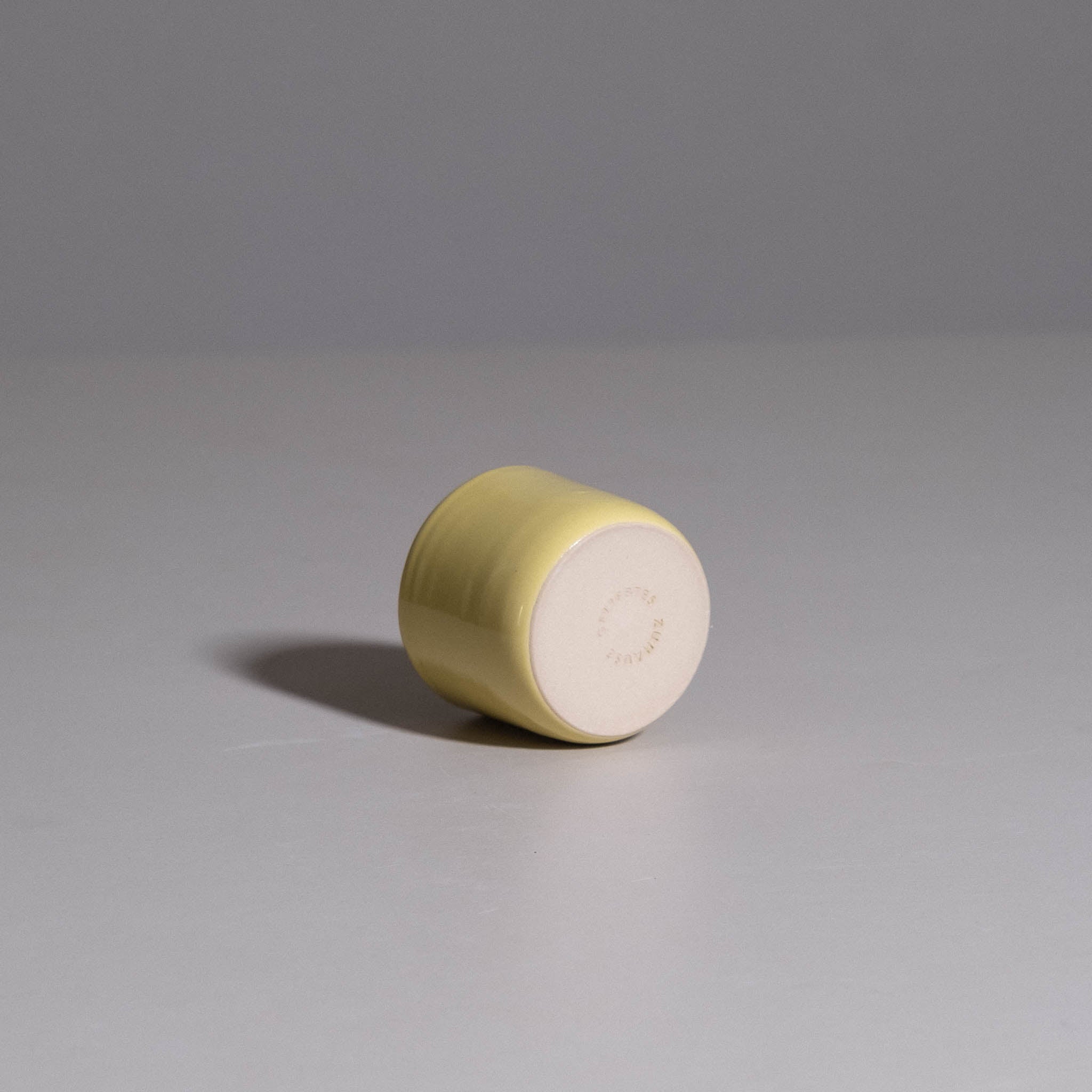 Coffee Cup – Neon Yellow aus handgemachter Keramik mit kräftig neongelbem Finish.