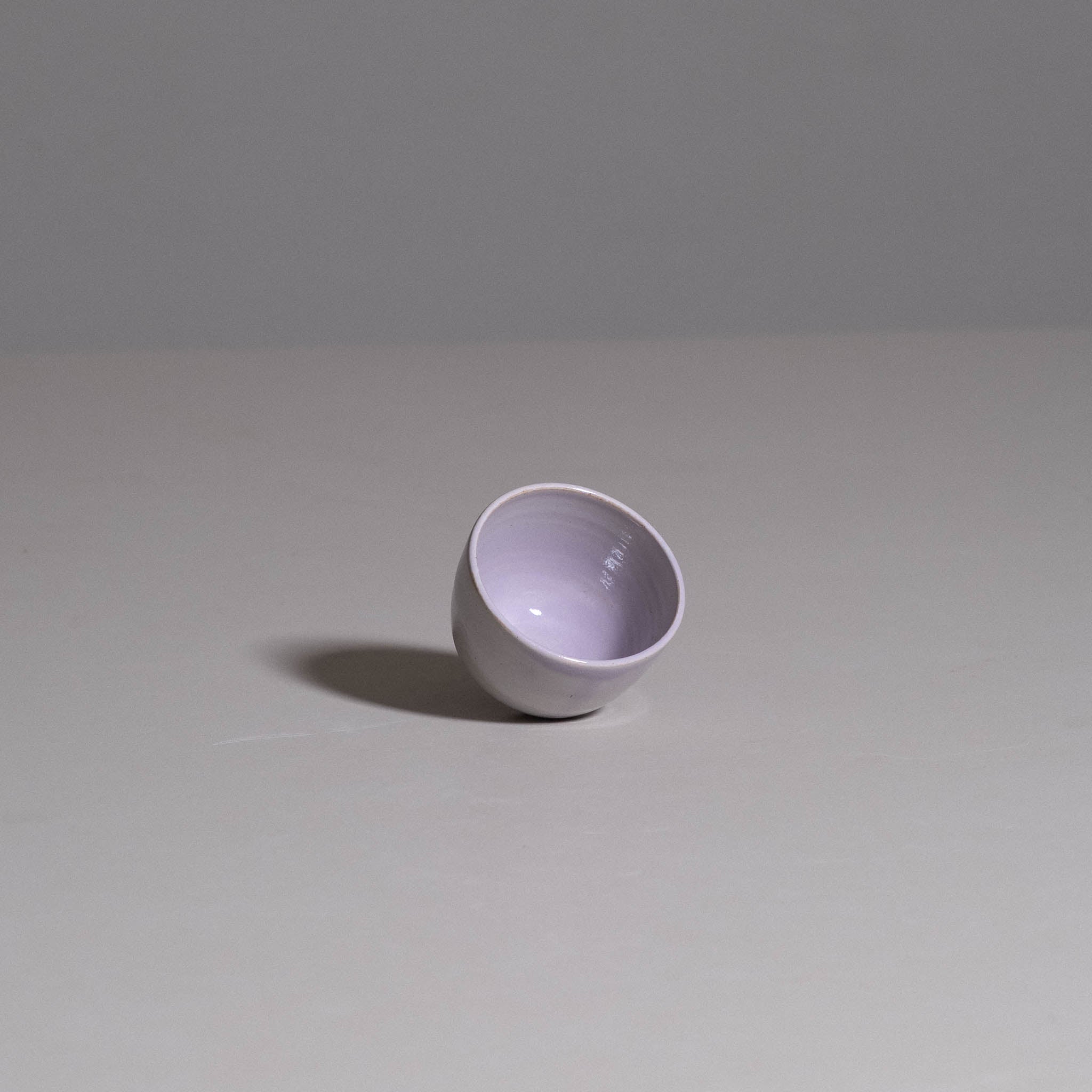 Espresso Cup aus handgemachter Keramik in Yun Flieder, seitliche Ansicht.