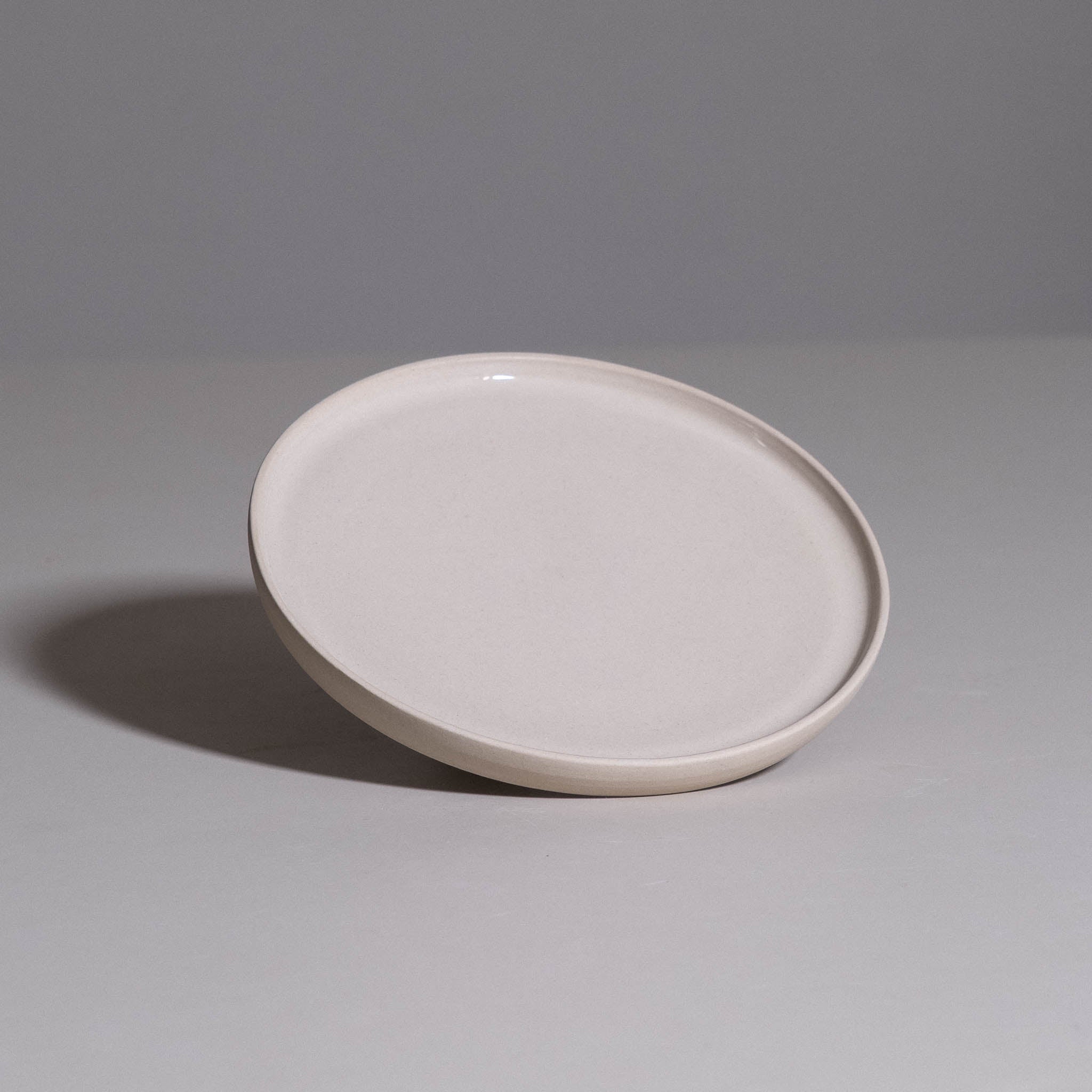 Breakfast Plate aus handgemachter Keramik mit cremefarbenem Finish und weichem Rand.