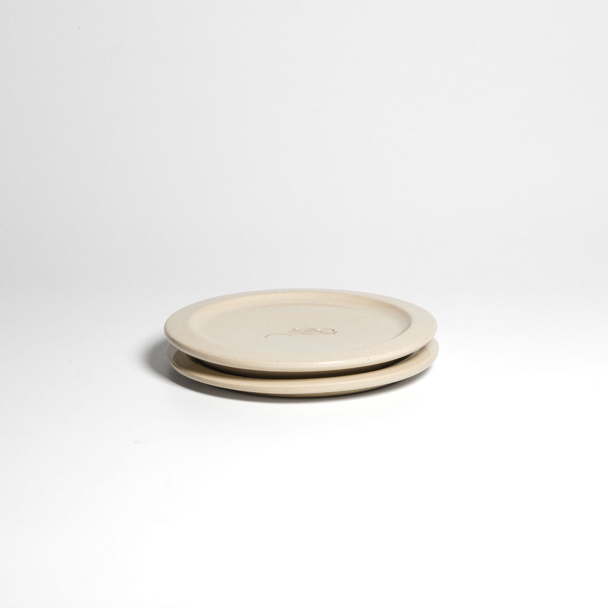 Neo creme plate – two plates stacked.