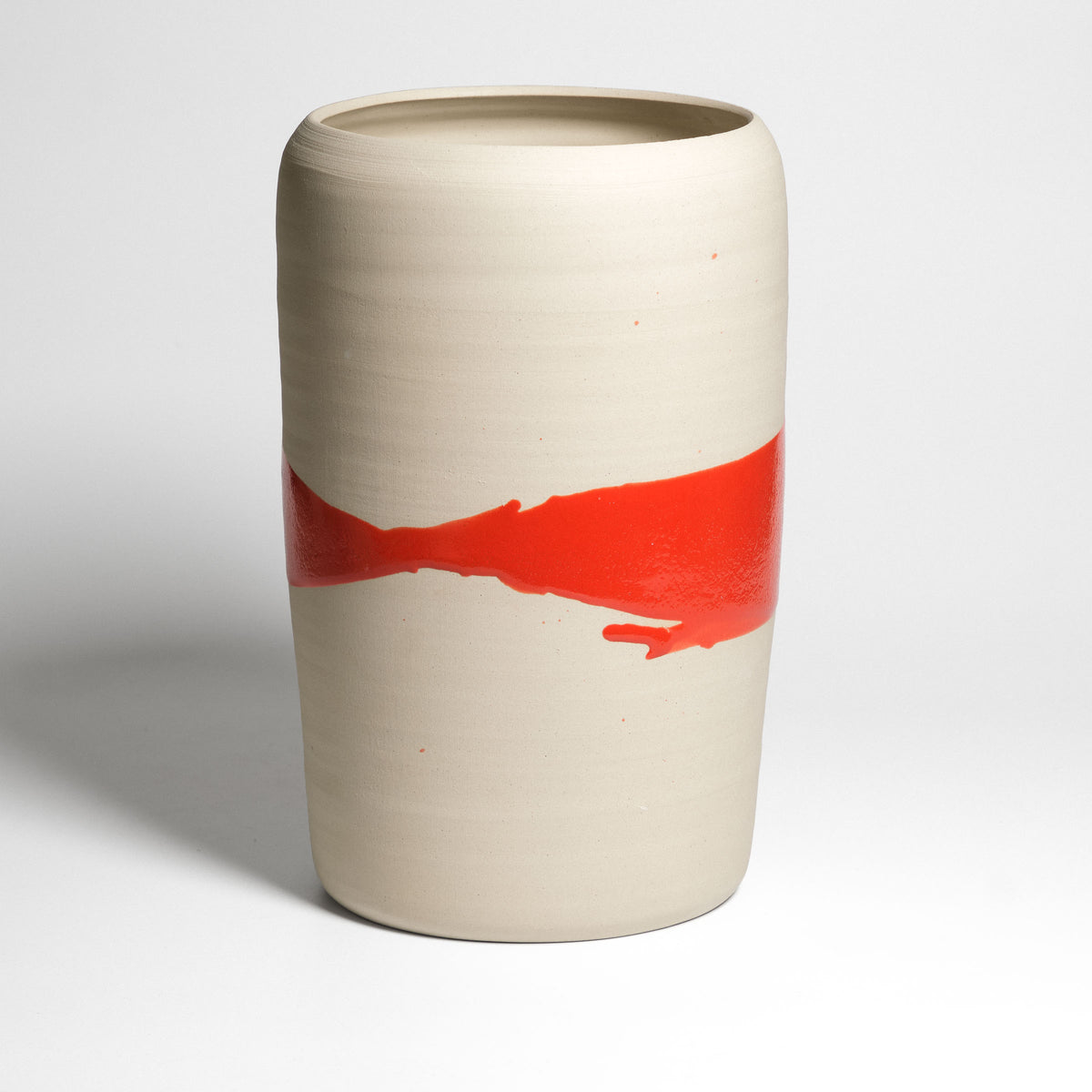 Hohe Zylindervase mit roter Splash-Glasur auf hellem Ton – Rückansicht der roten Glasur.