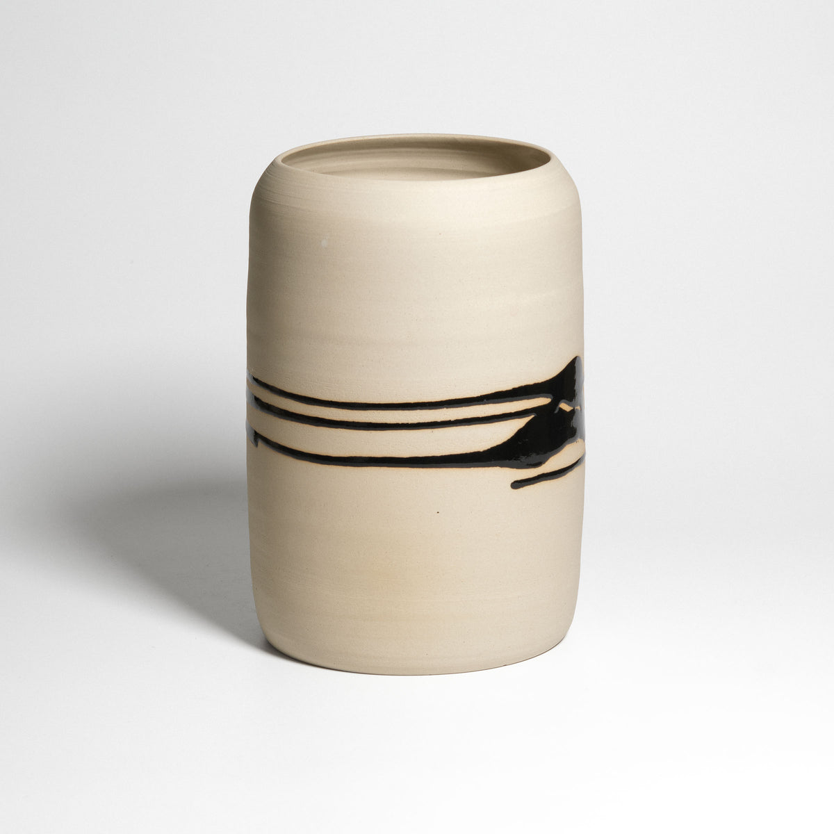 Hohe Otis-Vase mit schwarzer Pinselglasur auf hellem Ton – Rückseite mit feinen schwarzen Linien.